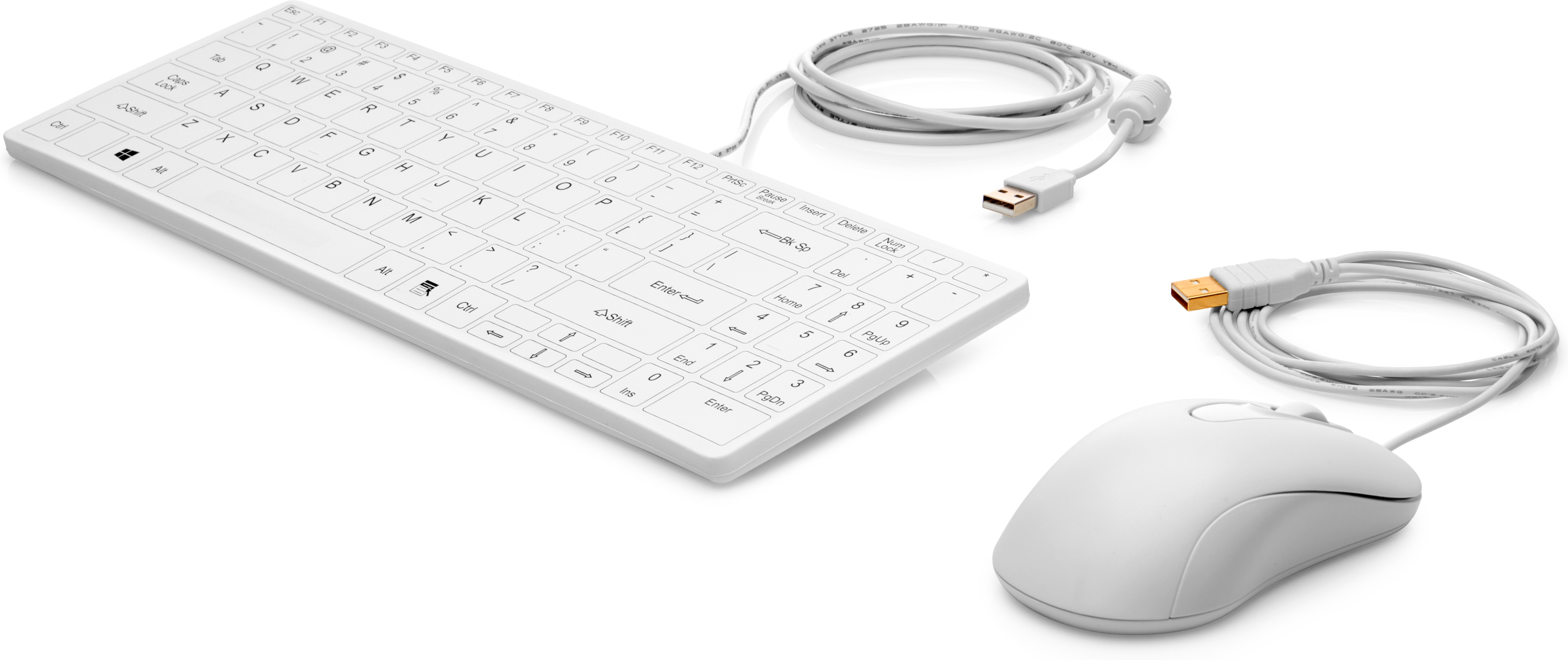 Tastiera e mouse bianchi collegati con cavi su sfondo bianco.