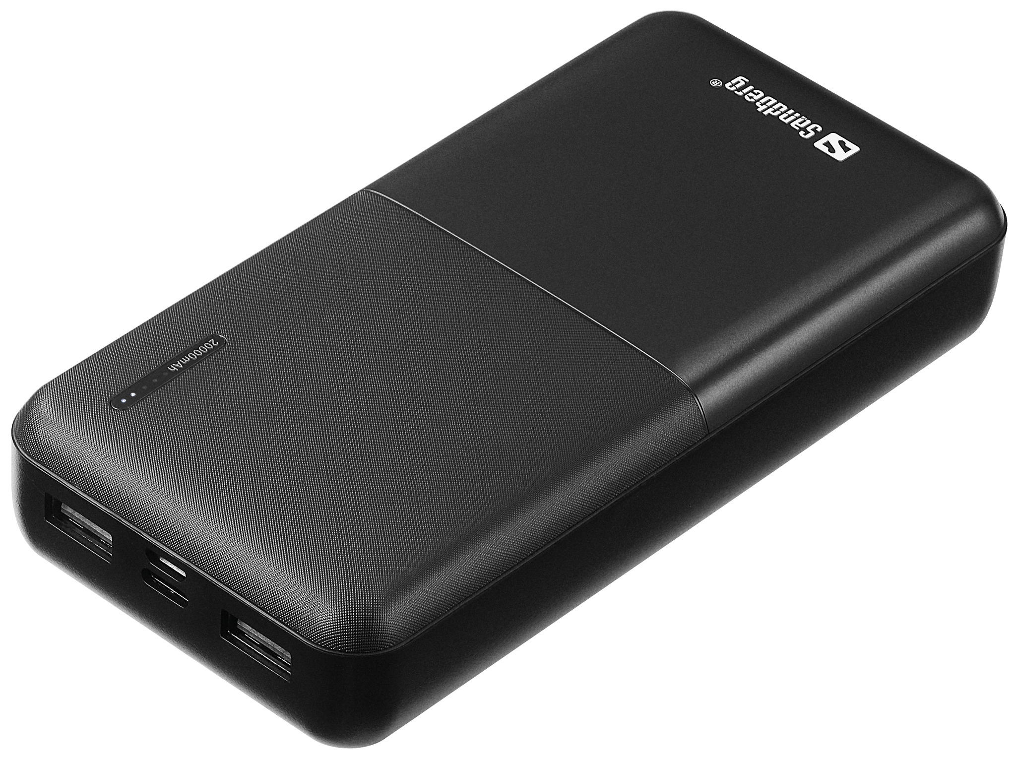 Schwarze Powerbank. Es hat zwei USB-Anschlüsse und einen USB-C-Anschluss, mit dem Sandberg-Logo.