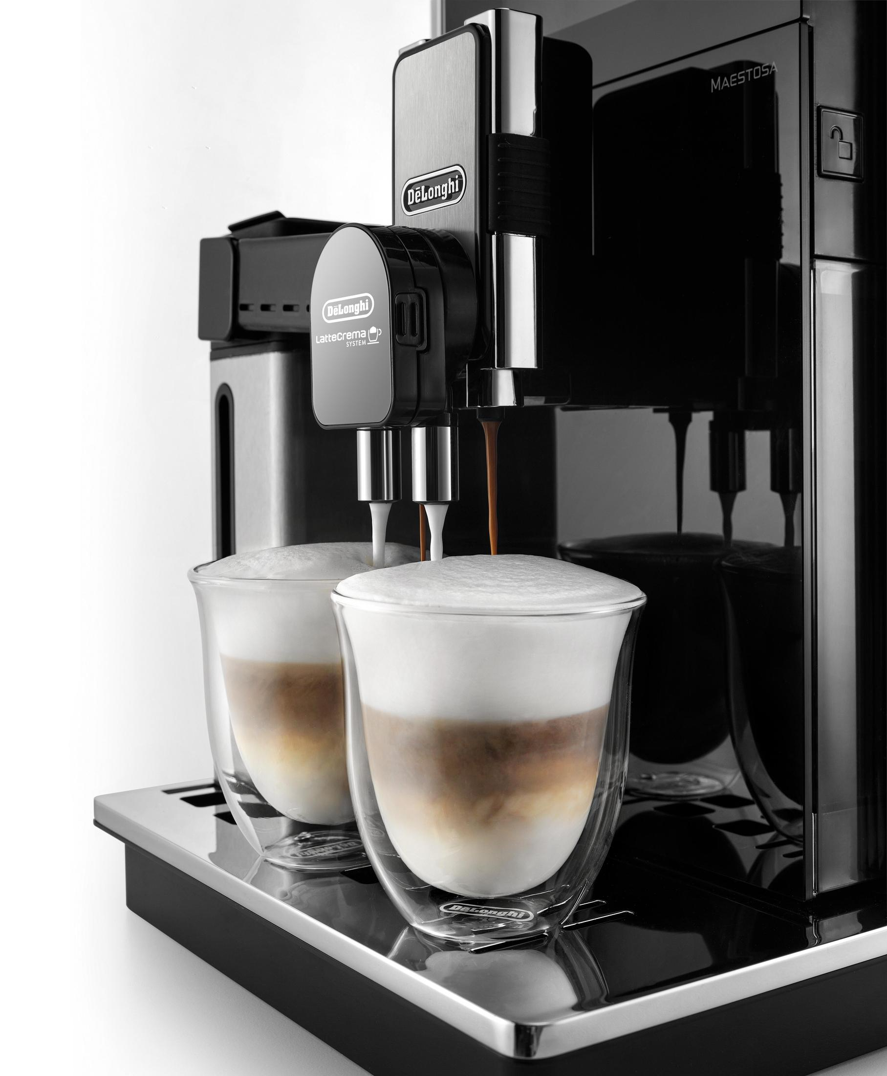 Espressomaschine, die Kaffee in zwei klare Gläser mit Latte zubereitet.