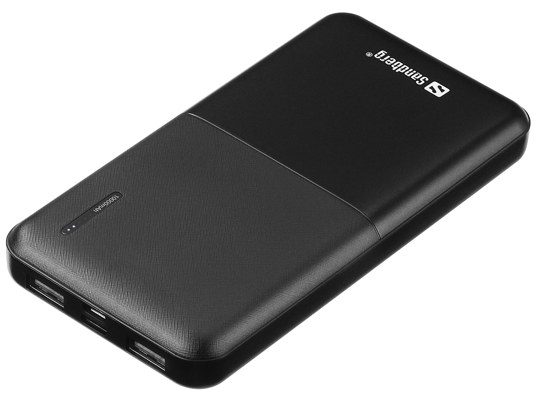 Schwarze Powerbank mit zwei USB-Anschlüssen und 10000mAh-Anzeige. Sandberg-Markenname sichtbar.