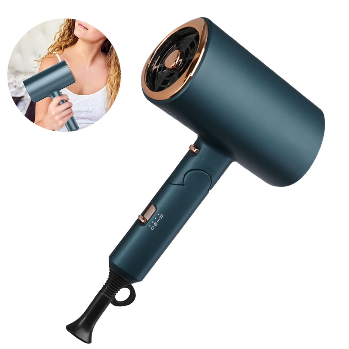 Eine Frau mit einem Haartrockner. Der Fön ist türkis mit goldenen Akzenten.