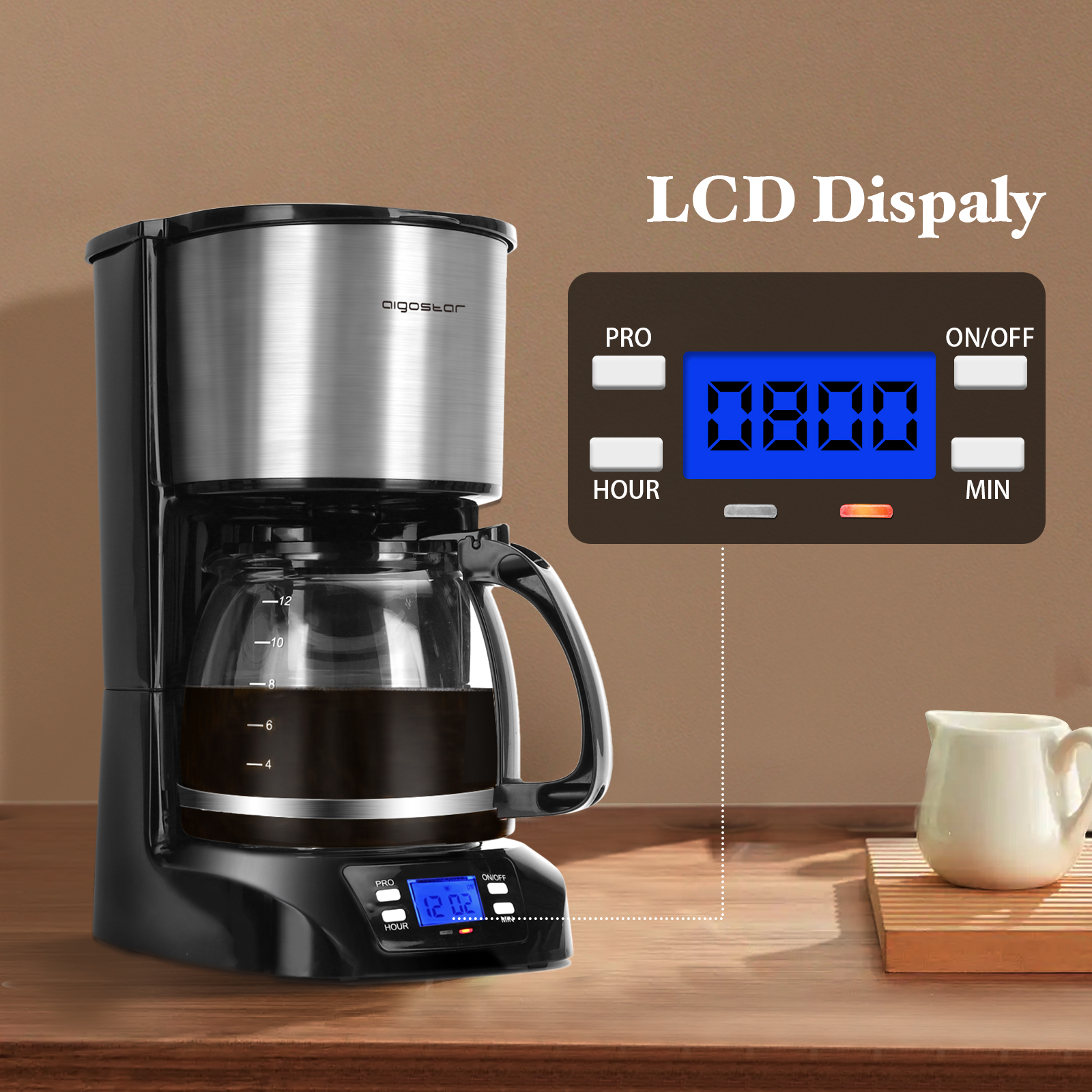 Cafetera negra y acero con pantalla digital mostrando la hora. Una jarrita a la derecha.