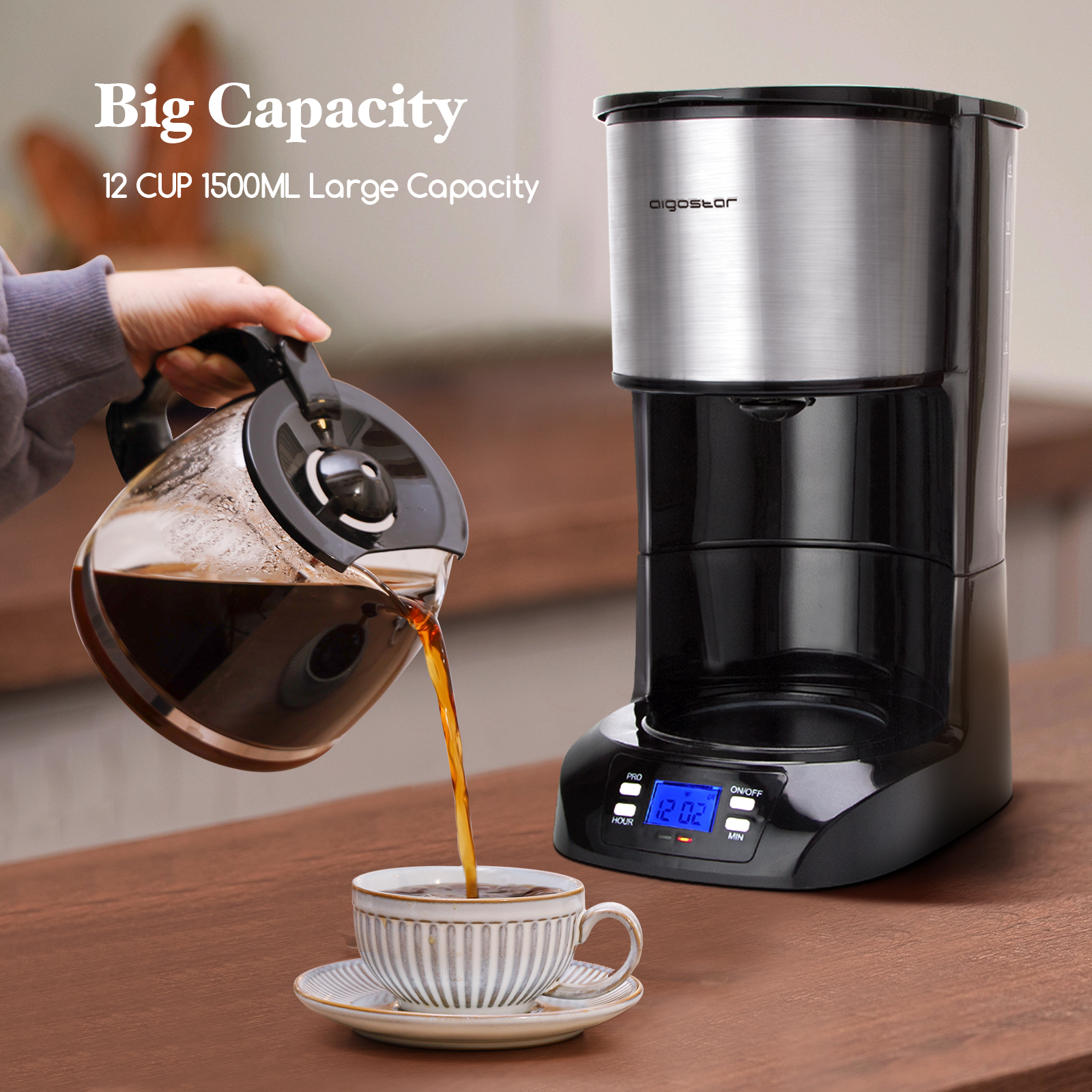 Cafetera vertiendo café en una taza. Texto: Gran capacidad 12 TAZAS 1500ML.