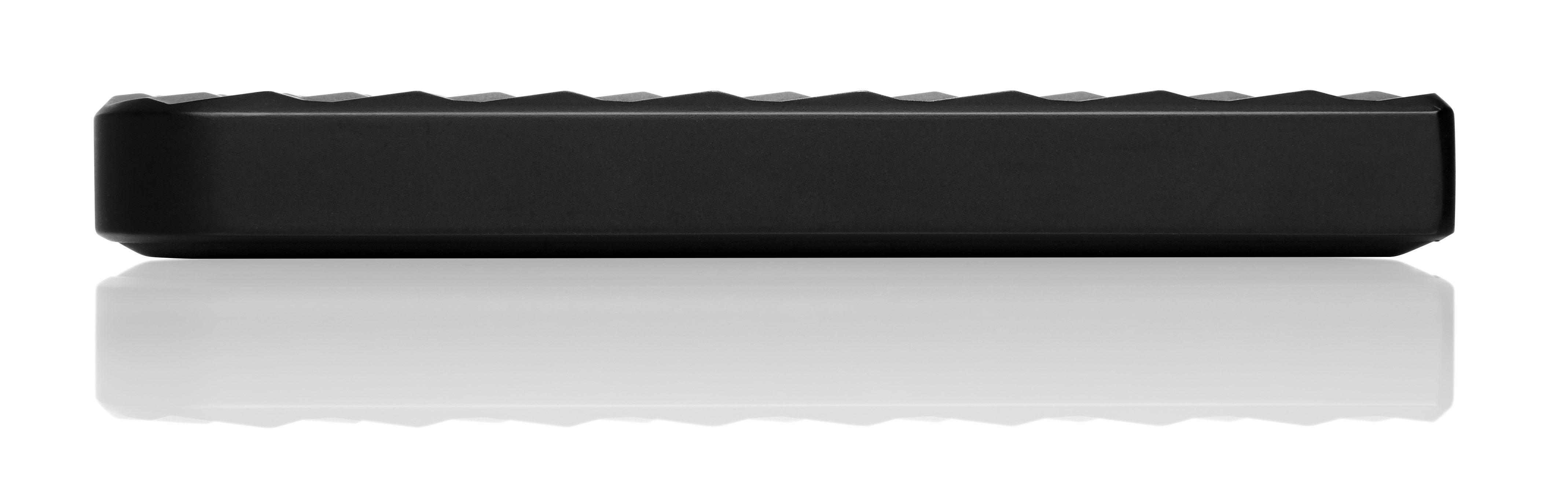 Czarne, prostokątne urządzenie, prawdopodobnie zewnętrzny dysk twardy, z odbijającą powierzchnią poniżej.