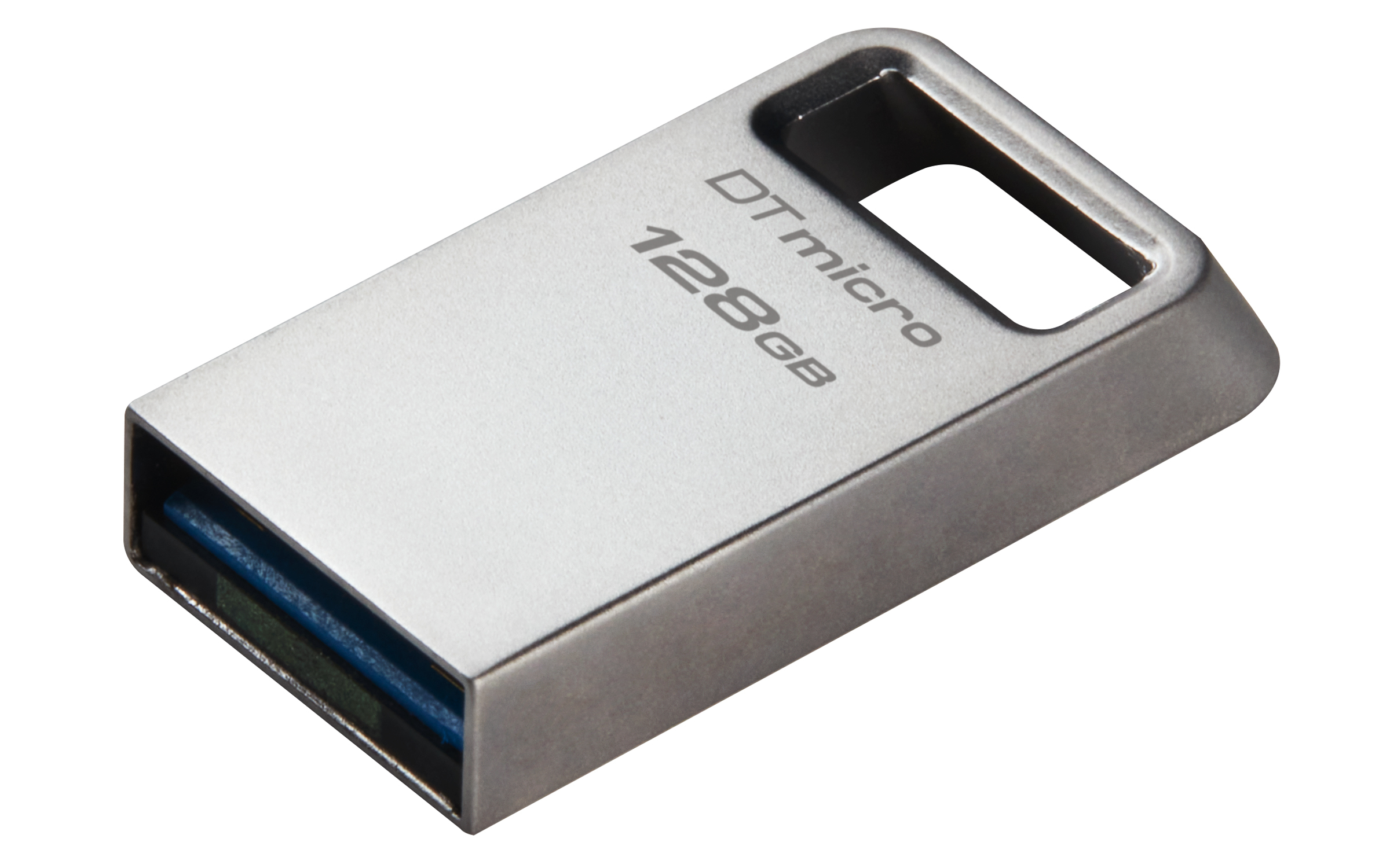 Pendrive Kingston DT micro. Srebrny kolor. Etykieta 128 GB widoczna na napędzie.