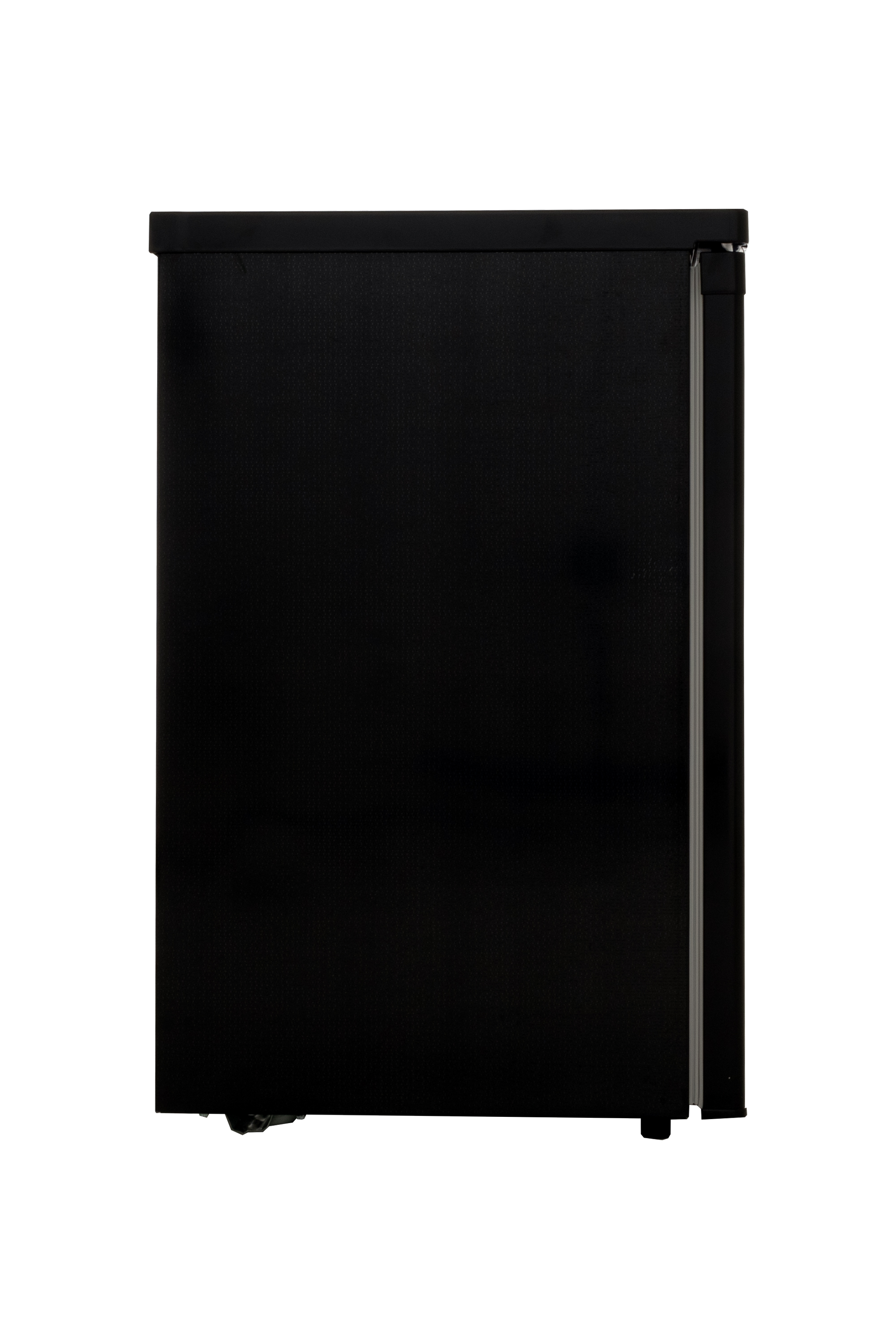 Réfrigérateur noir sur fond blanc. La porte est fermée.