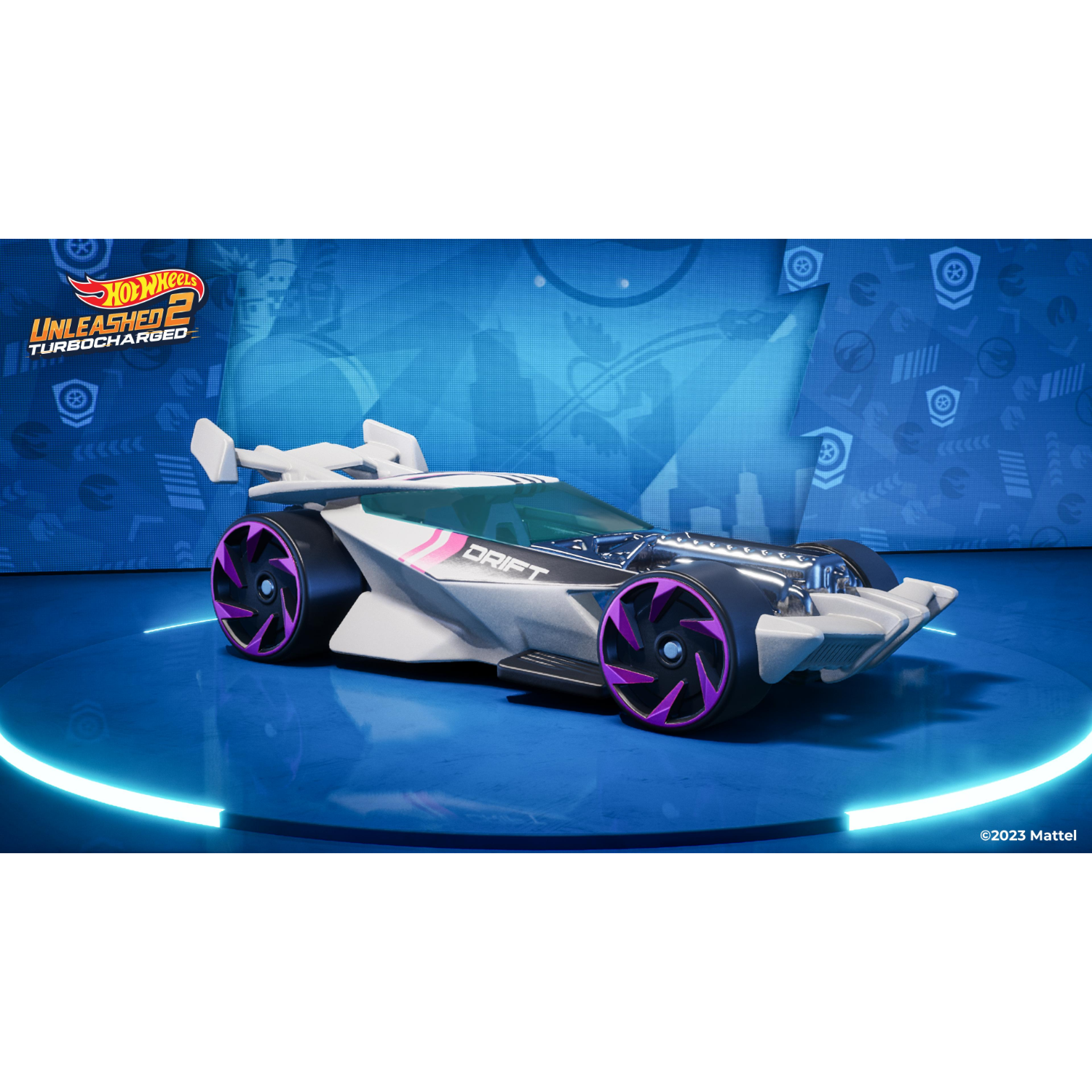 Biało-czarny samochód wyścigowy z fioletowymi kołami na niebieskiej powierzchni. Tekst: HOT WHEELS UNLEASHED 2: TURBOCHARGED.