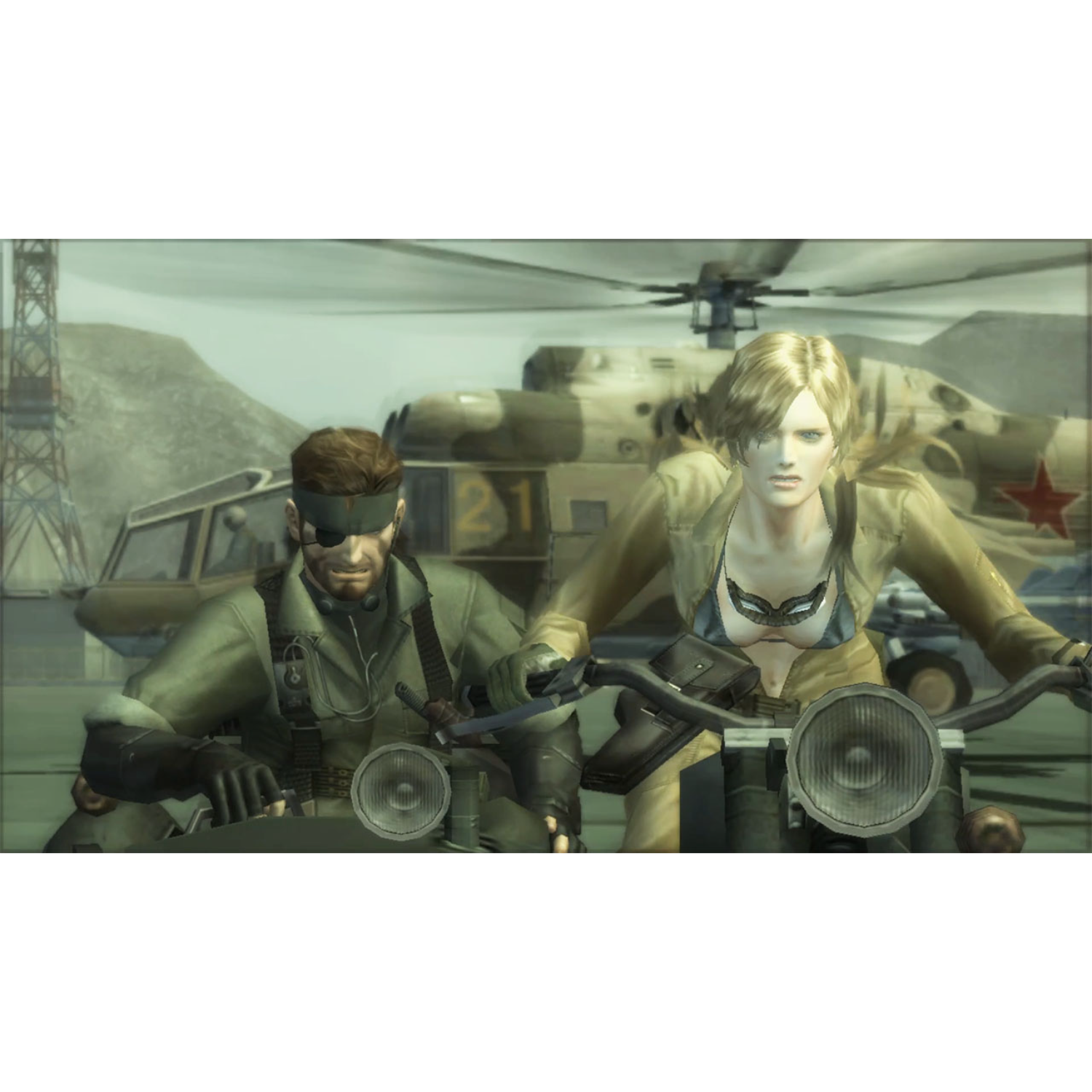 Scena da un gioco. Solid Snake in moto con una donna, elicottero sullo sfondo.