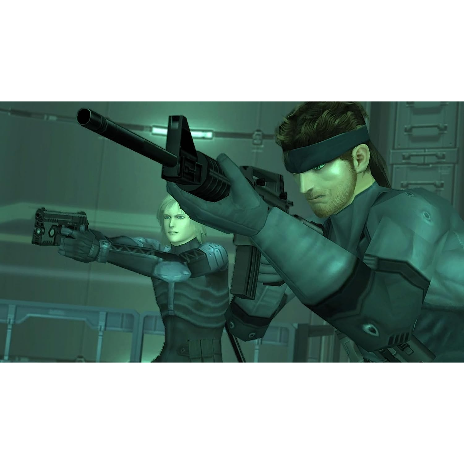 Dwie postacie z bronią w pokoju. Jeden celuje z broni, drugi stoi za nim.