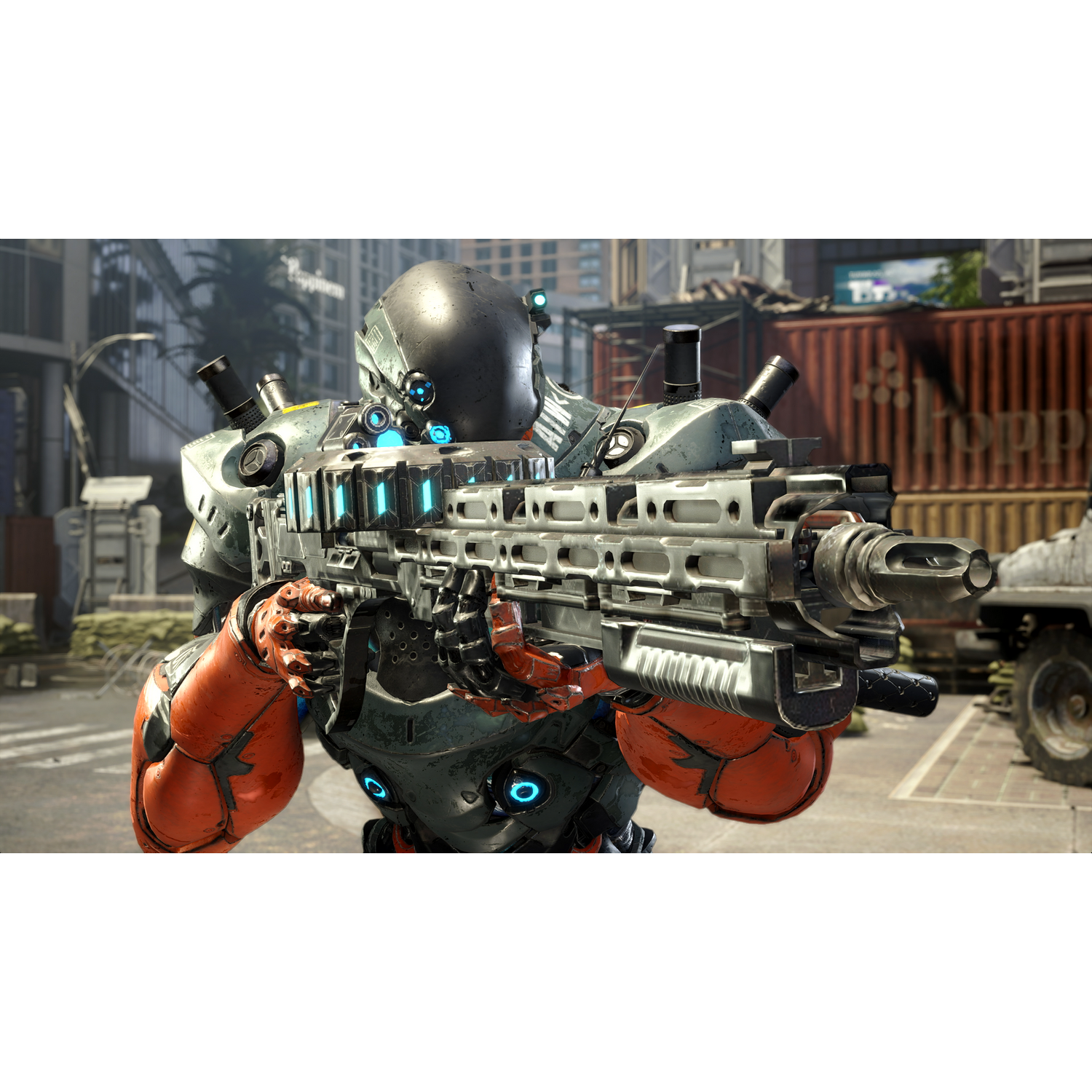 Robot-żołnierz trzyma dużą broń, w tle miasto i kontenery. Robot jest pomarańczowy i szary.