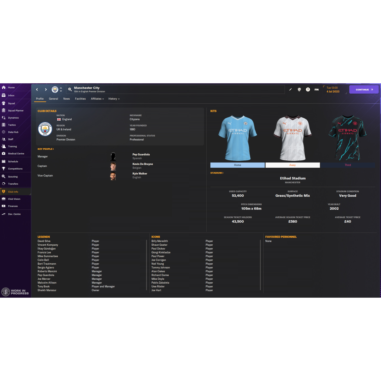 Un'interfaccia di gioco sportivo, con i dettagli del club del Manchester City. Kit della squadra e informazioni sullo stadio.