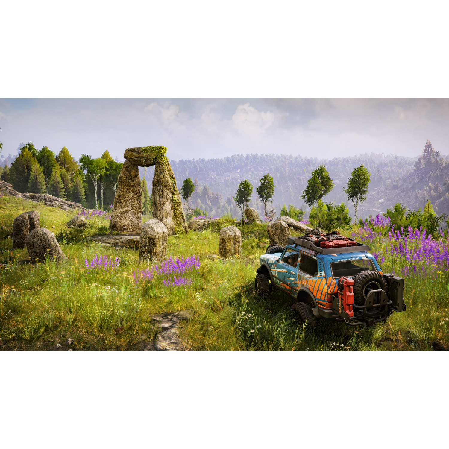 Een auto in een veld, met Stonehenge-achtige stenen op de achtergrond, omringd door bomen en gras.