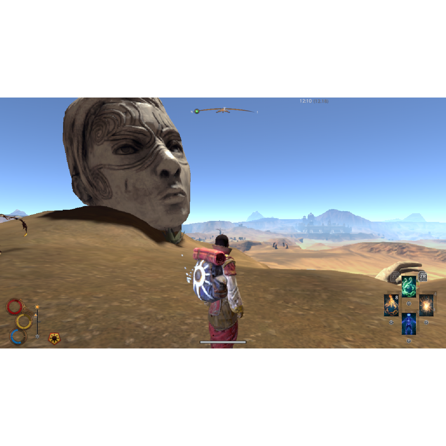 Una persona in un deserto con una testa di pietra gigante, montagne in lontananza.