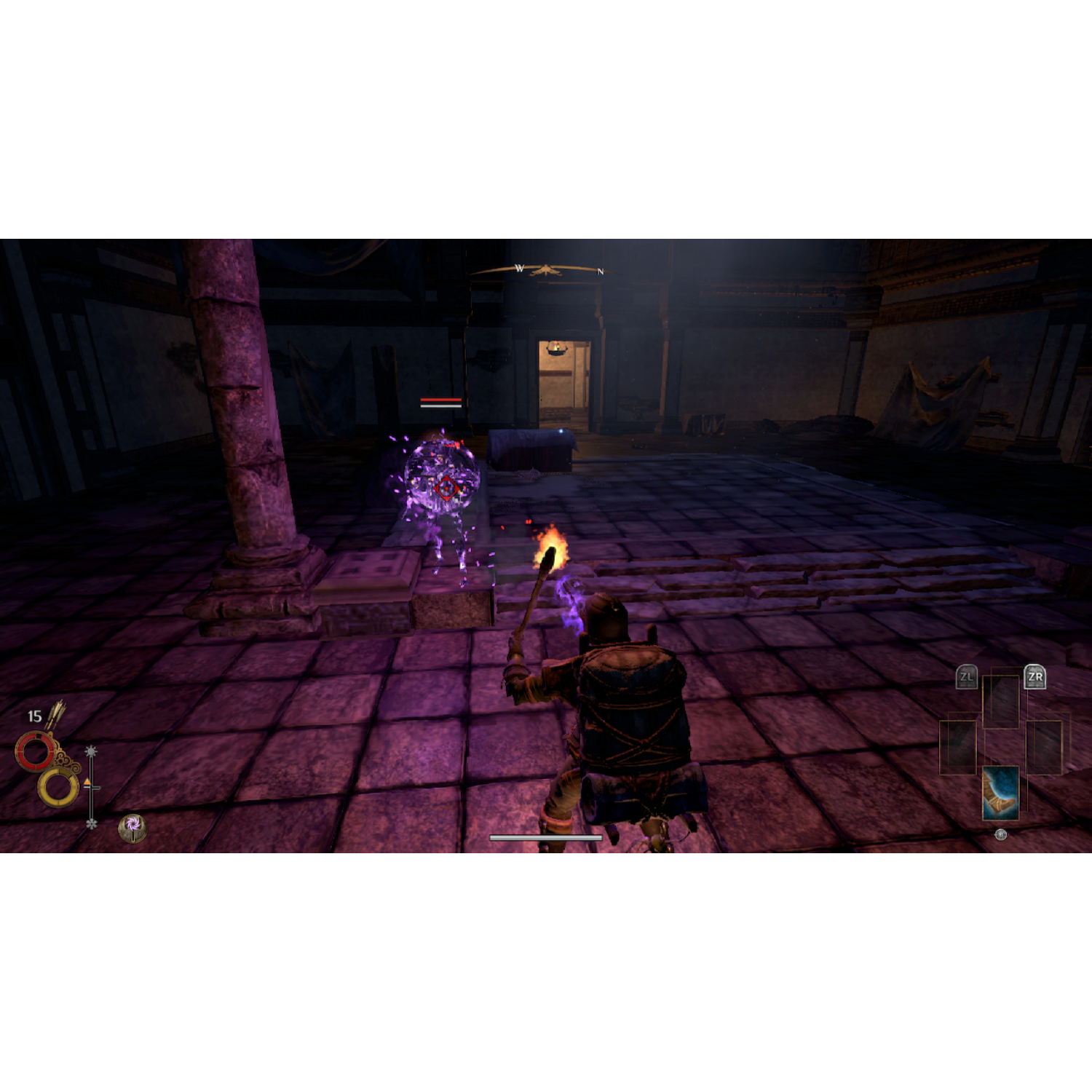 Una persona esplora un dungeon con una torcia, combattendo un mostro viola. Un interno scuro di pietra.