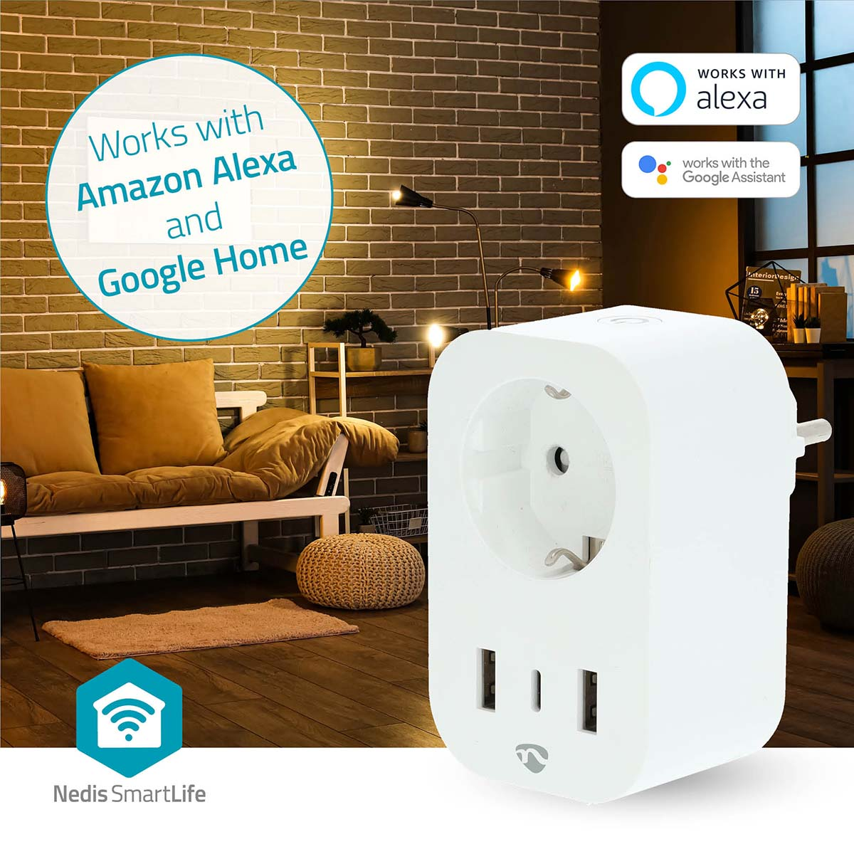 Een slimme stekker met twee USB-poorten, met tekst dat hij werkt met Alexa en Google Assistant. Bakstenen muur achtergrond.