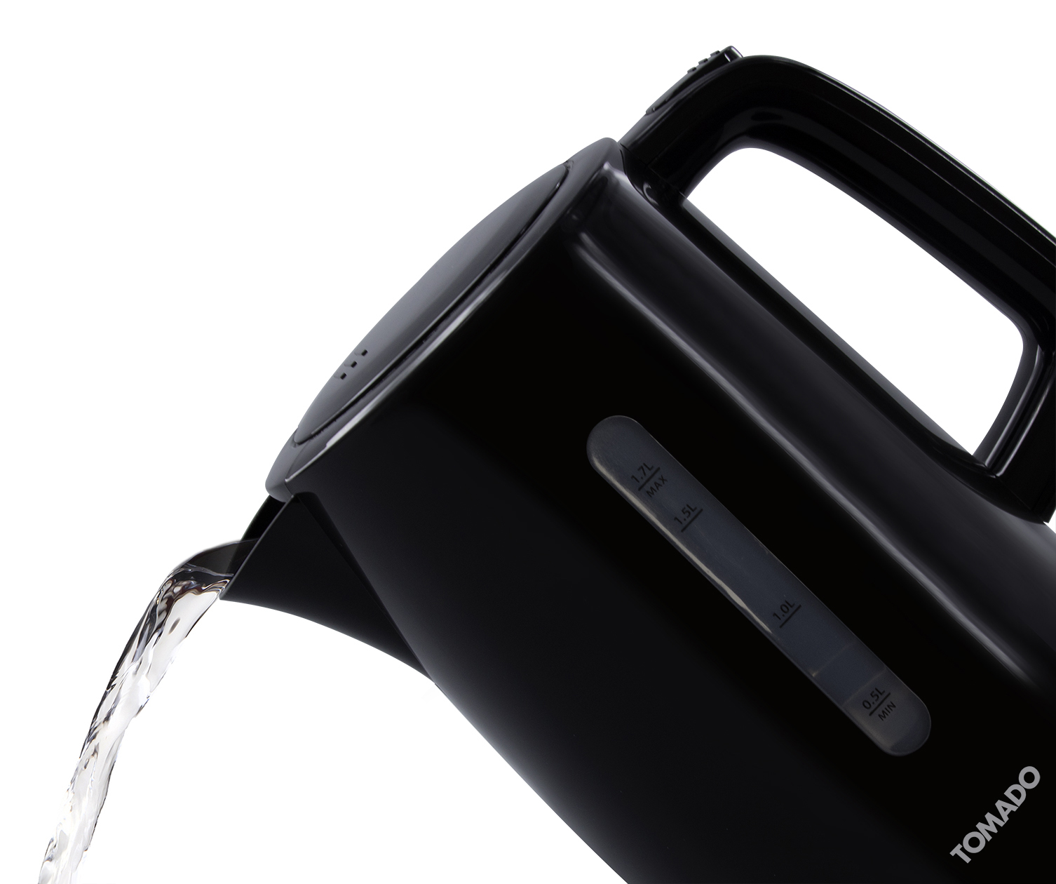 Schwarzer Wasserkocher kippt. Wasser gießt heraus. Weißer Hintergrund.