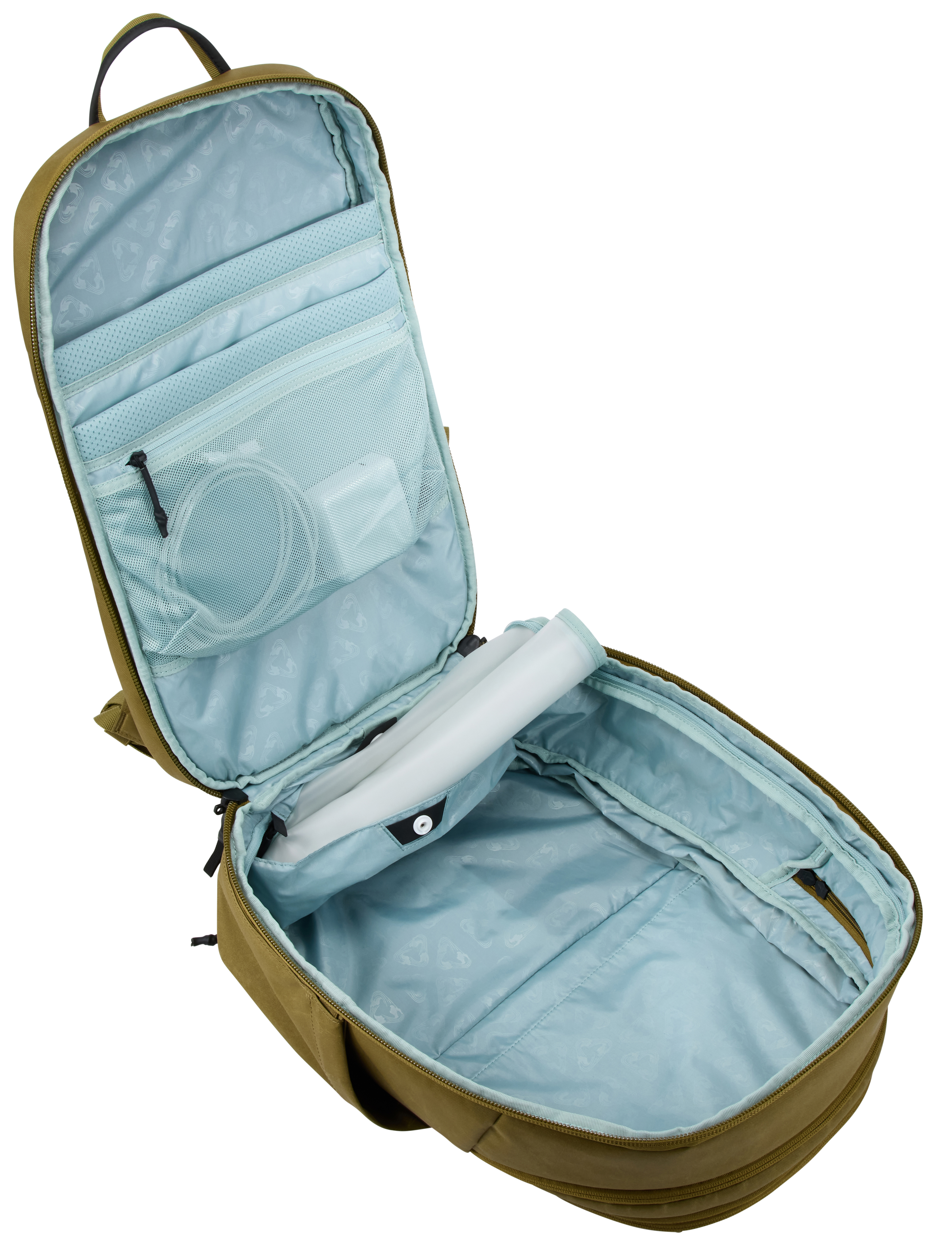 Zaino marrone aperto con più scomparti interni, comprese tasche a rete, su sfondo bianco.