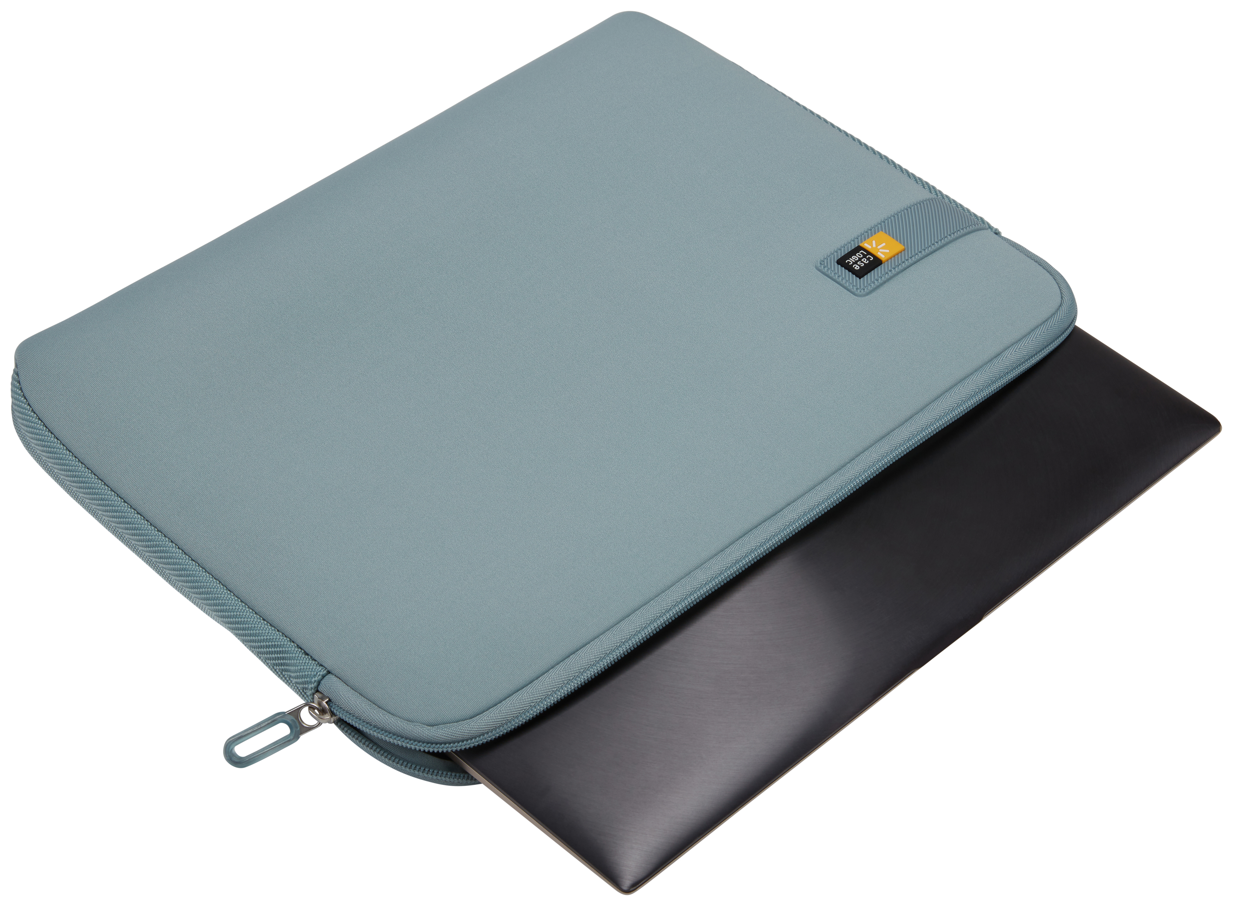 Una custodia per laptop azzurra con cerniera, che contiene un laptop nero all'interno. La custodia ha il logo Case Logic.