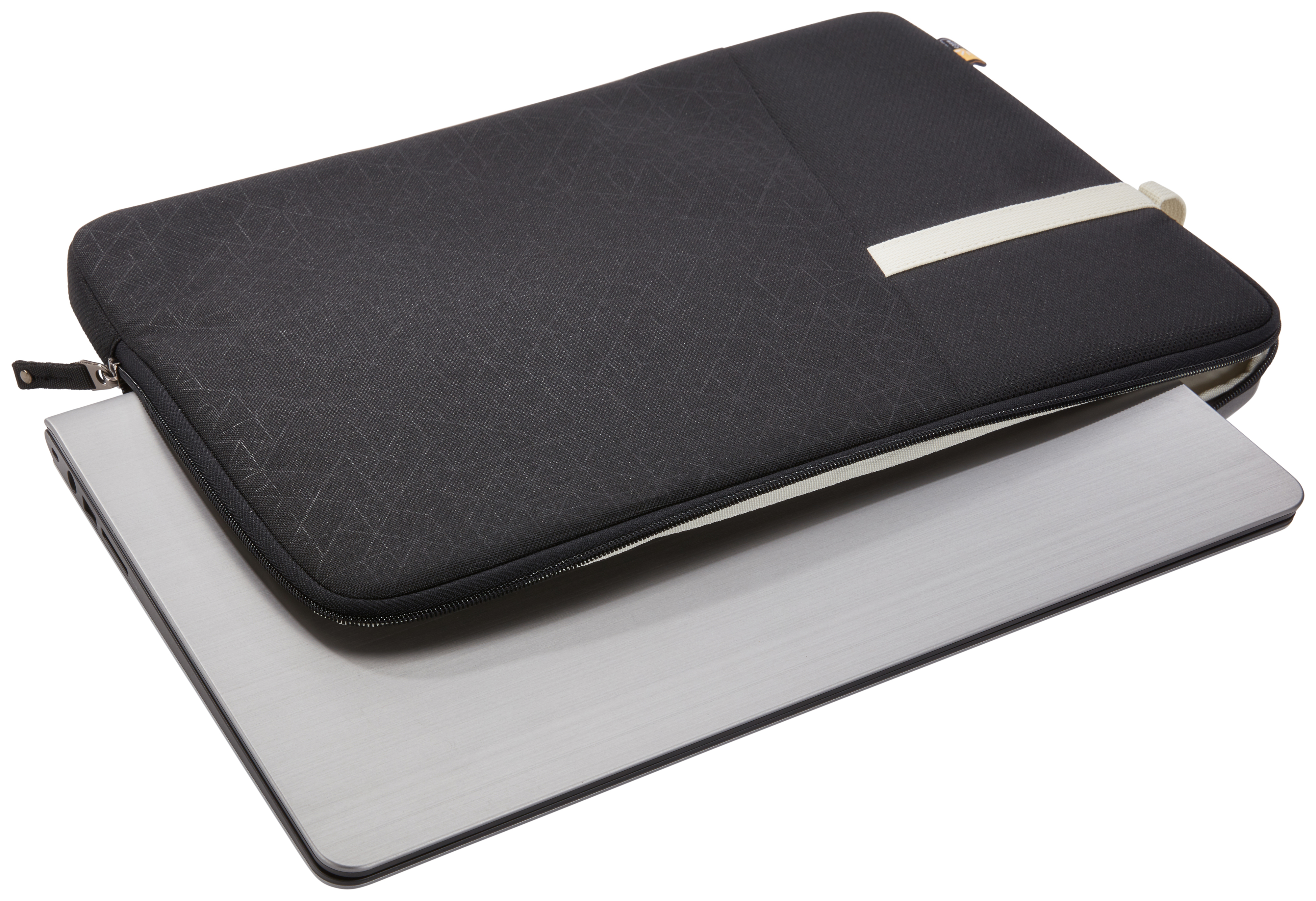 Een laptop zit gedeeltelijk in een zwarte laptoptas. Het heeft een rits en een witte riem.