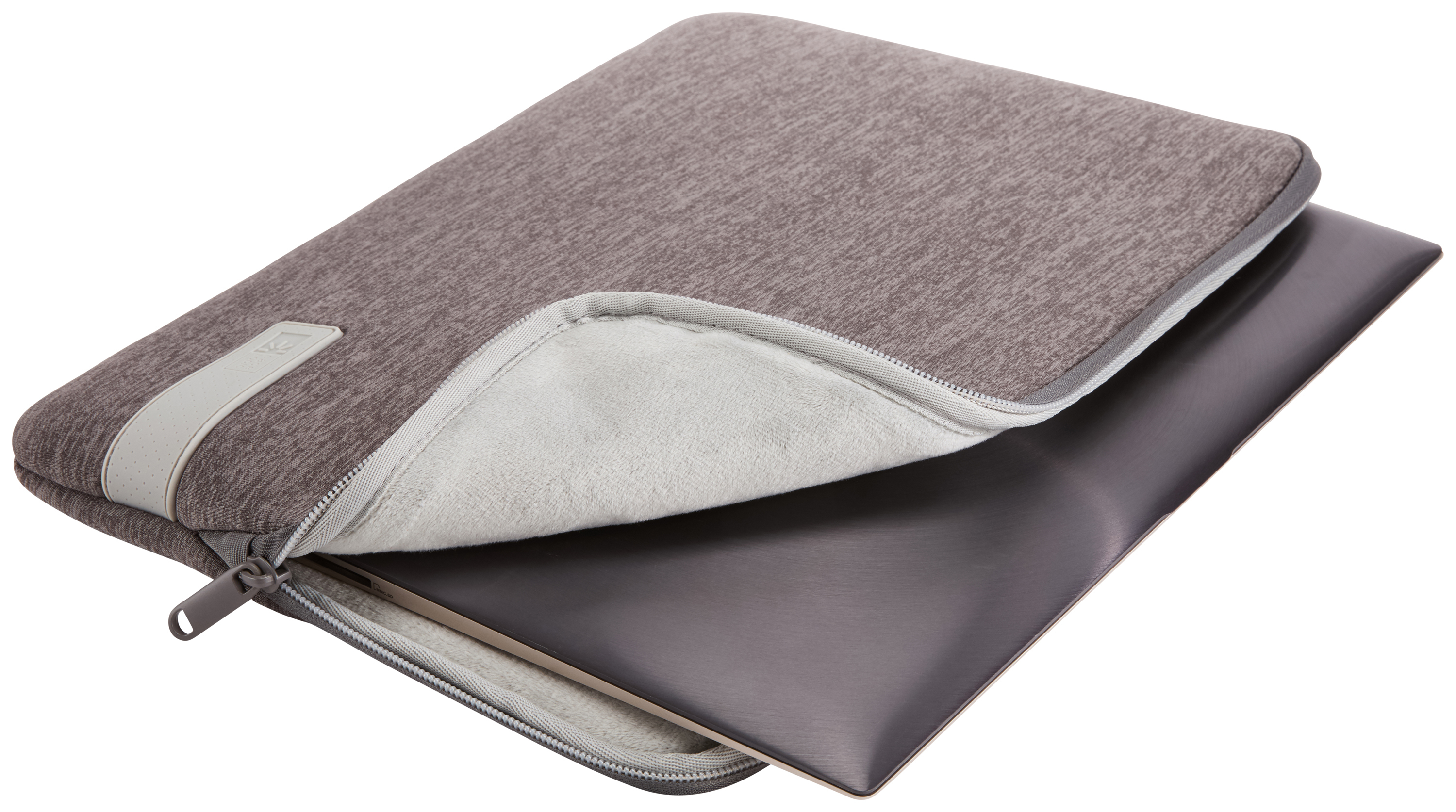 Laptop in una custodia grigia, parzialmente chiusa con zip, su sfondo bianco.
