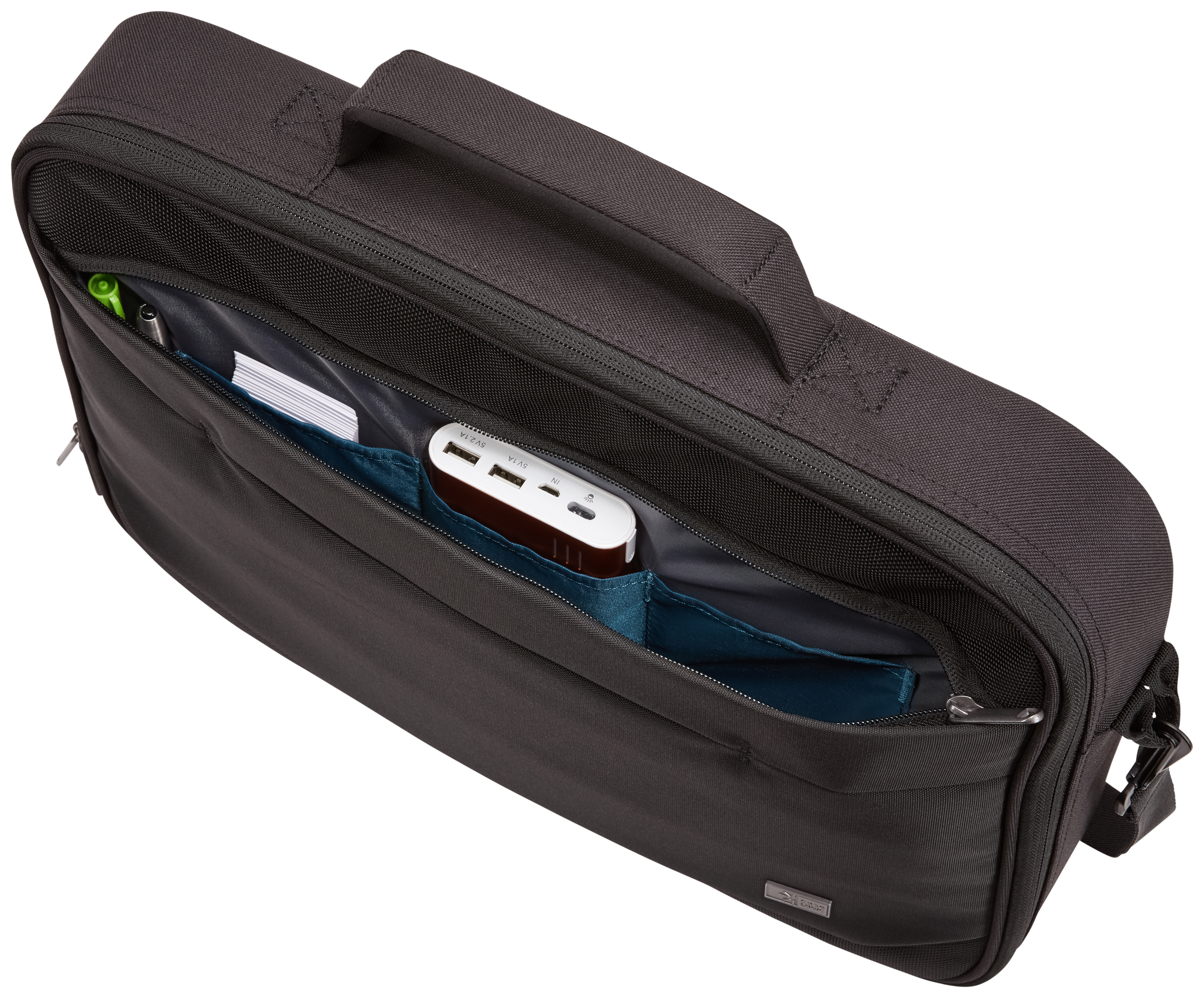 Borsa per laptop nera, aperta. Contiene penna, carte e un power bank. Interno blu scuro.
