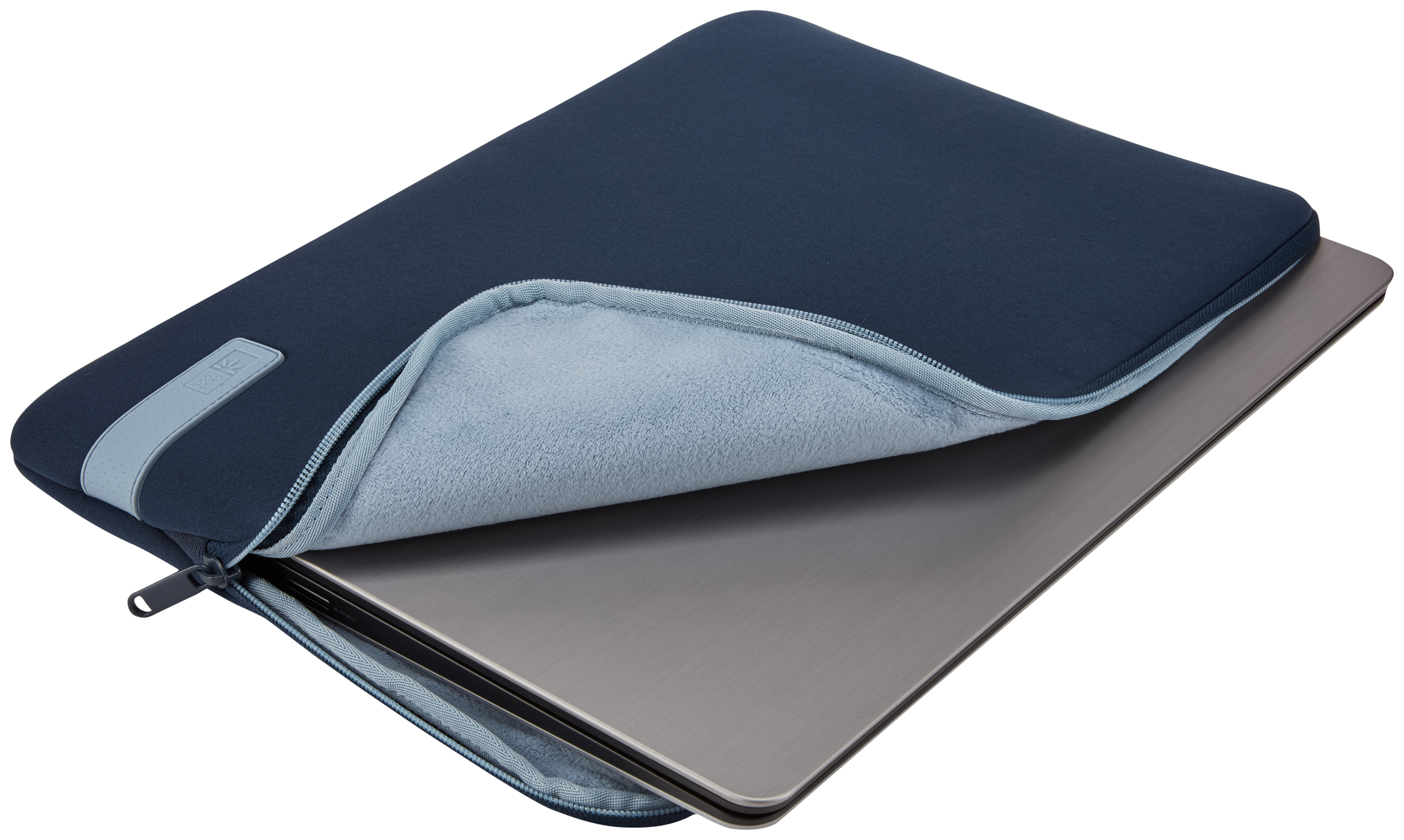 Laptop in custodia blu, parzialmente inserito, su sfondo bianco. Primo piano.