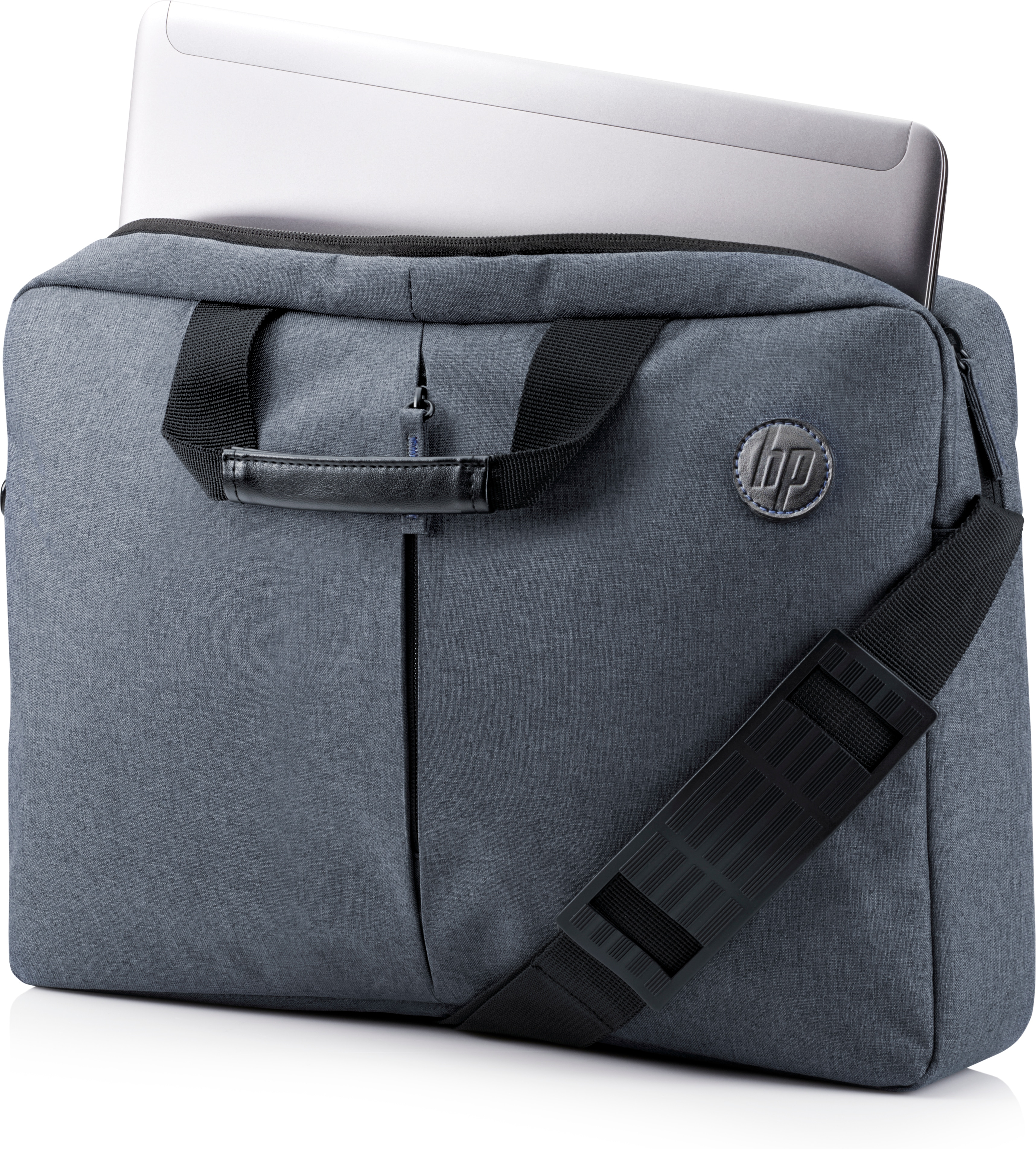 Grauer Laptop in grauer Laptoptasche. Tasche hat Griff und Schultergurt, weißer Hintergrund.
