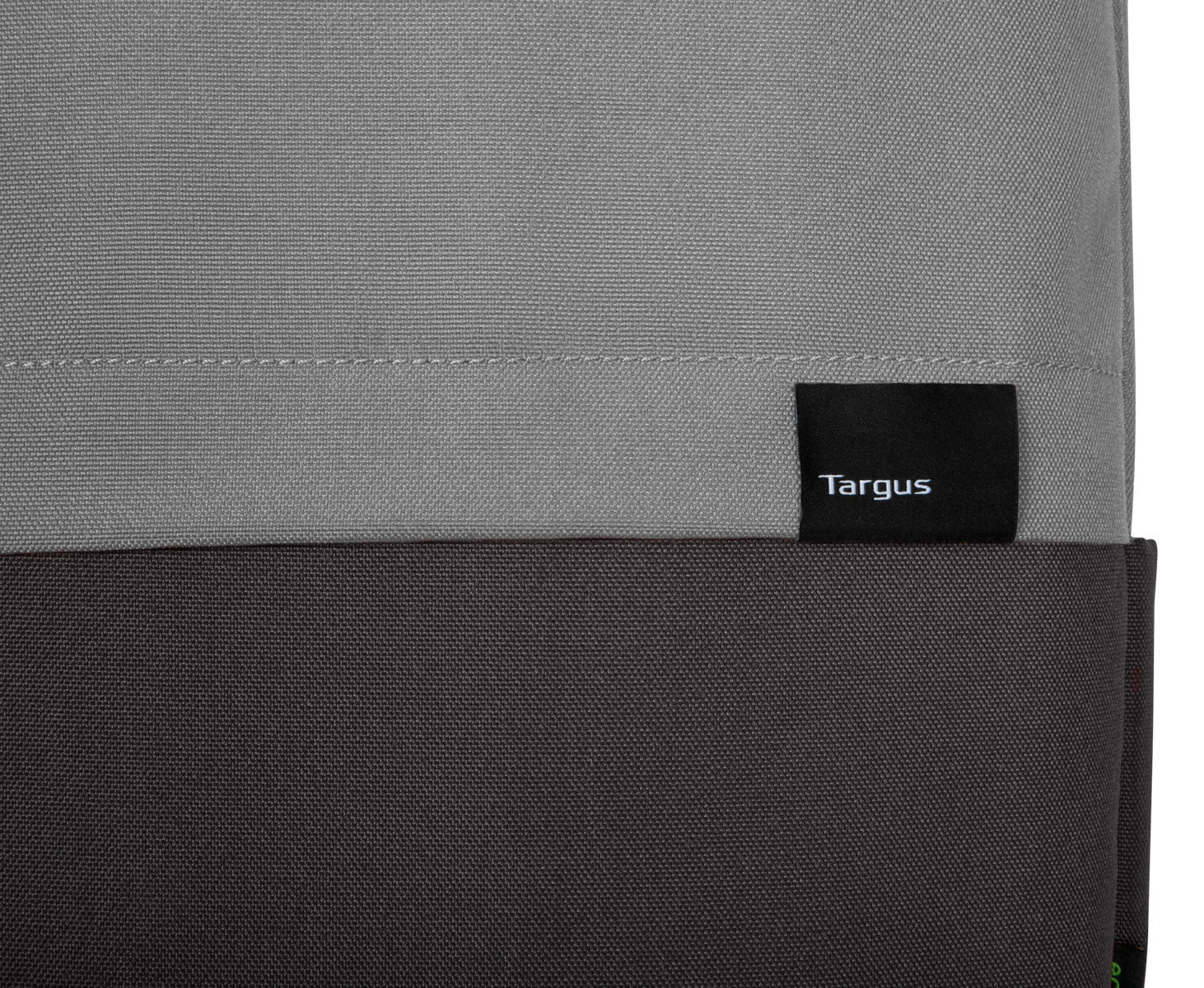 Primo piano di una borsa per laptop Targus grigia e grigio scuro con un'etichetta Targus nera.
