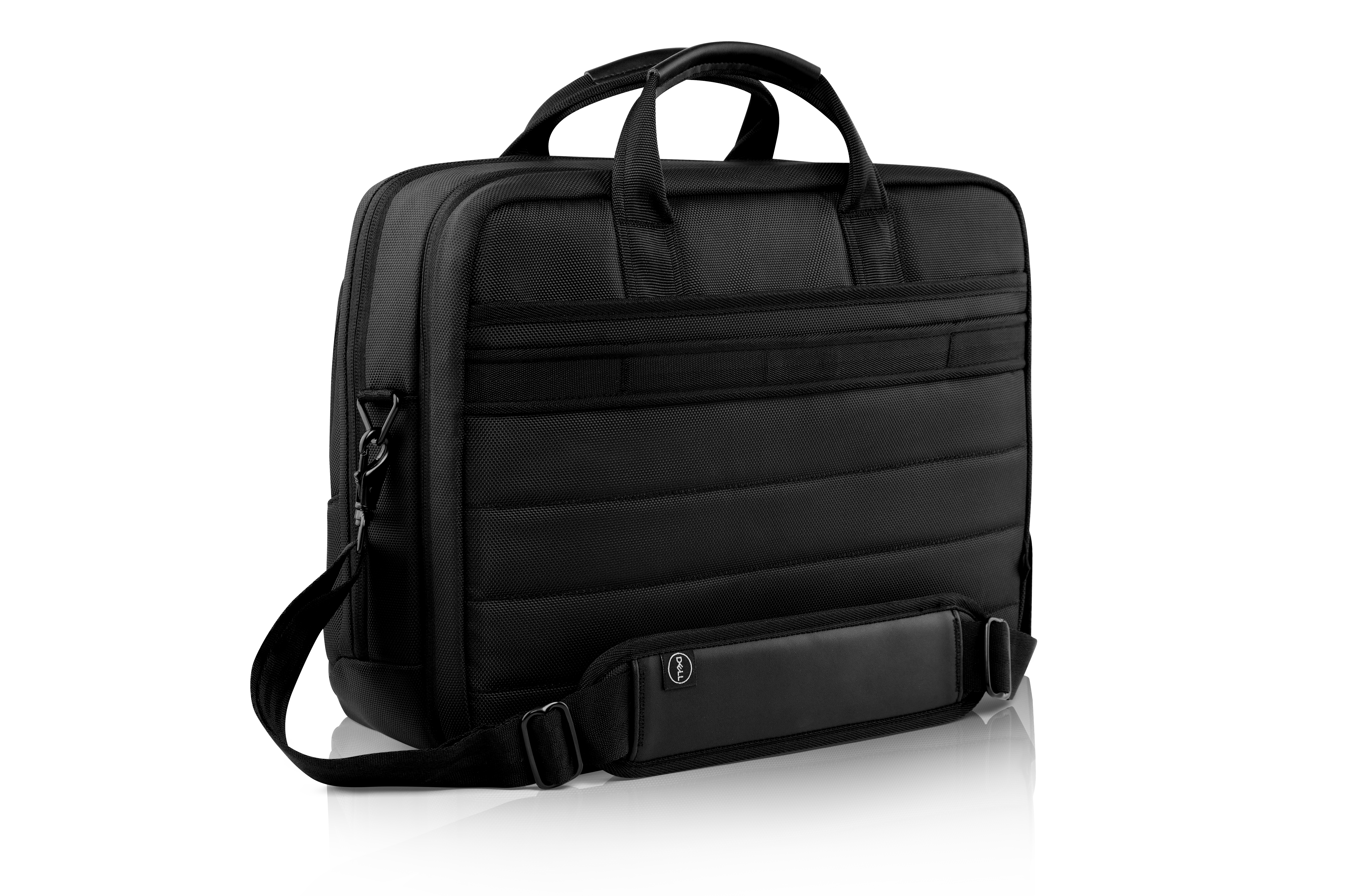 Borsa per laptop nera con tracolla. Design imbottito e trapuntato. Manici in alto. Sfondo bianco.