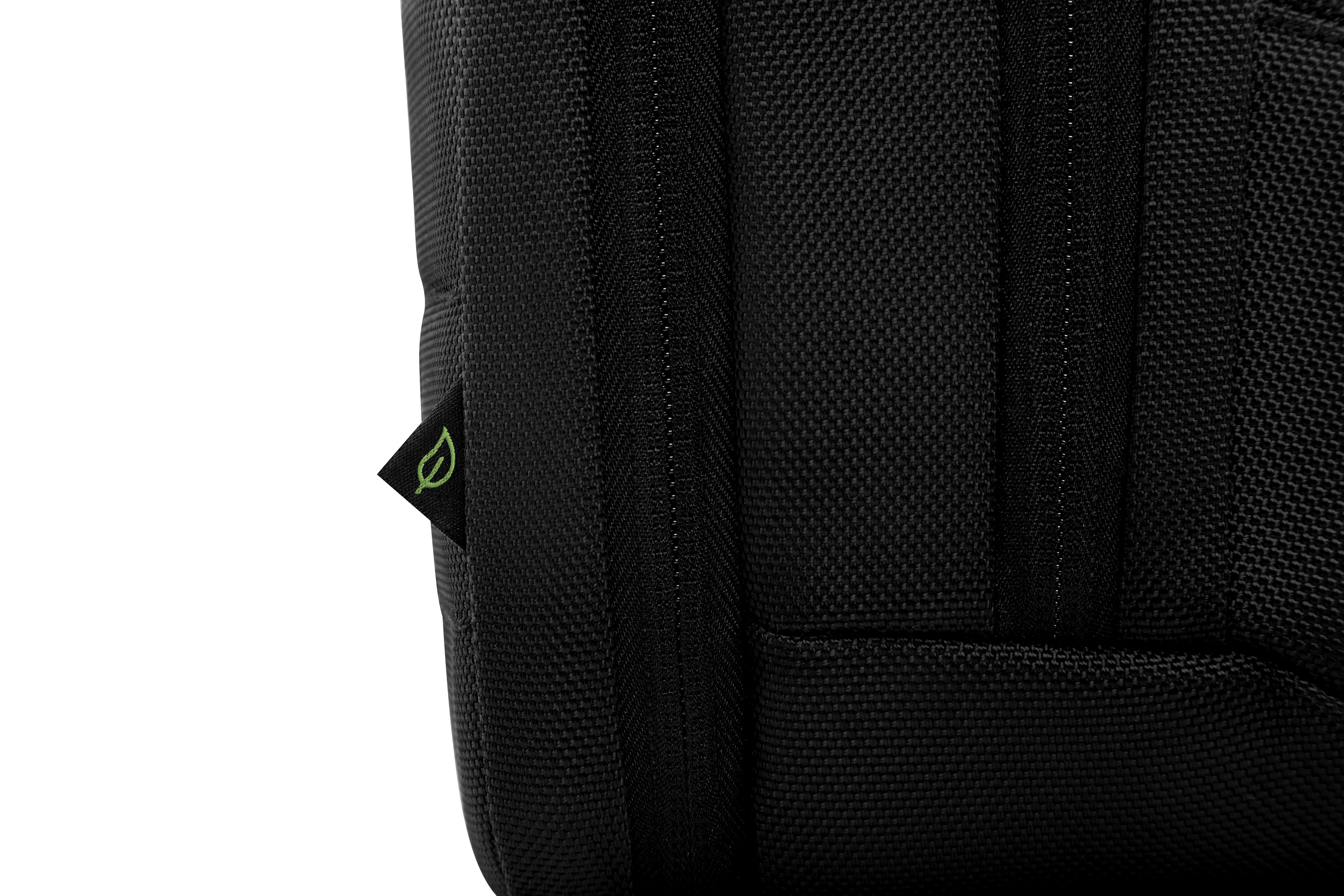 Primo piano di uno zaino nero con un logo a forma di foglia verde su un'etichetta nera.