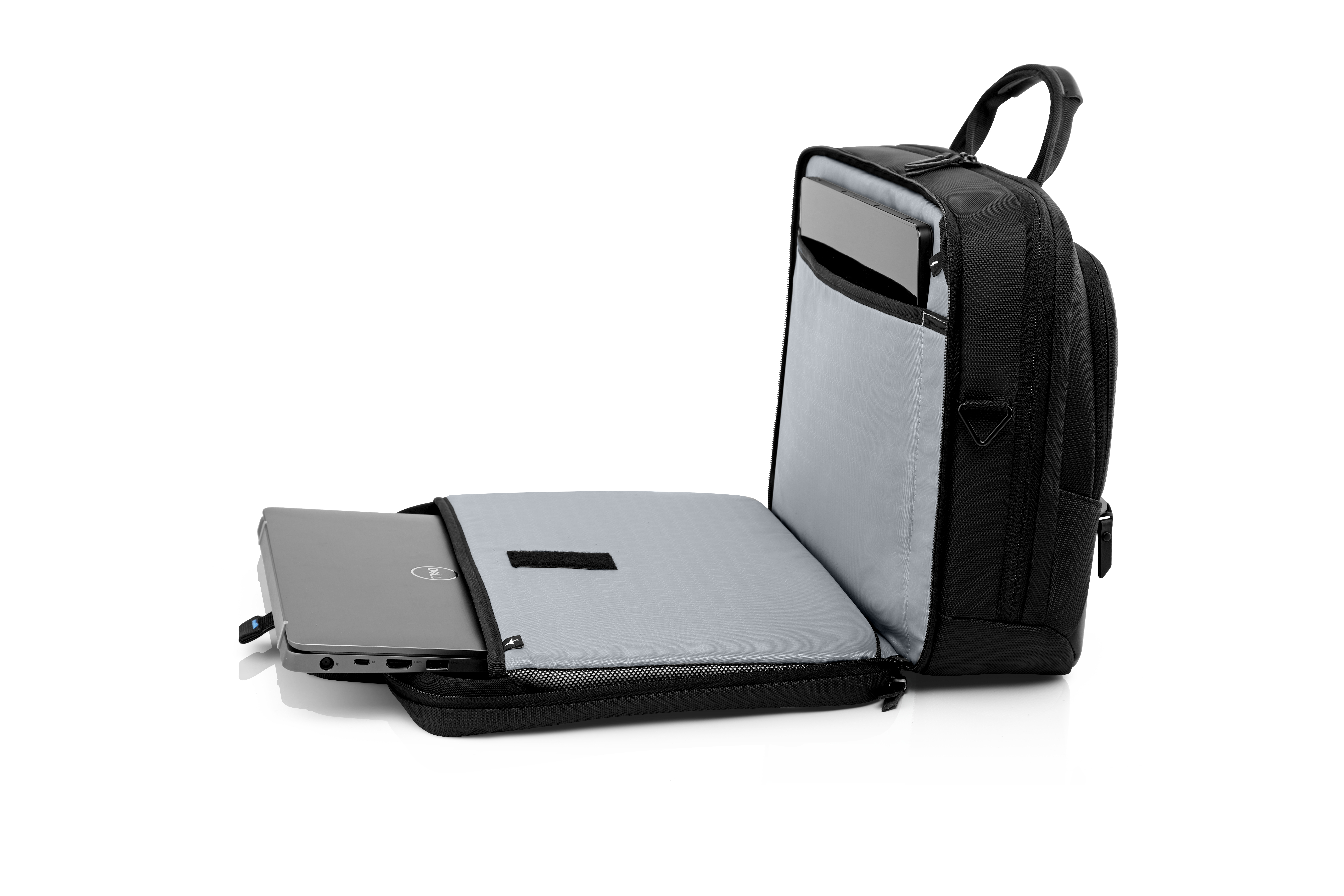 Uno zaino nero con un laptop all'interno. Lo zaino è aperto, mostrando una custodia grigia per laptop e un laptop.