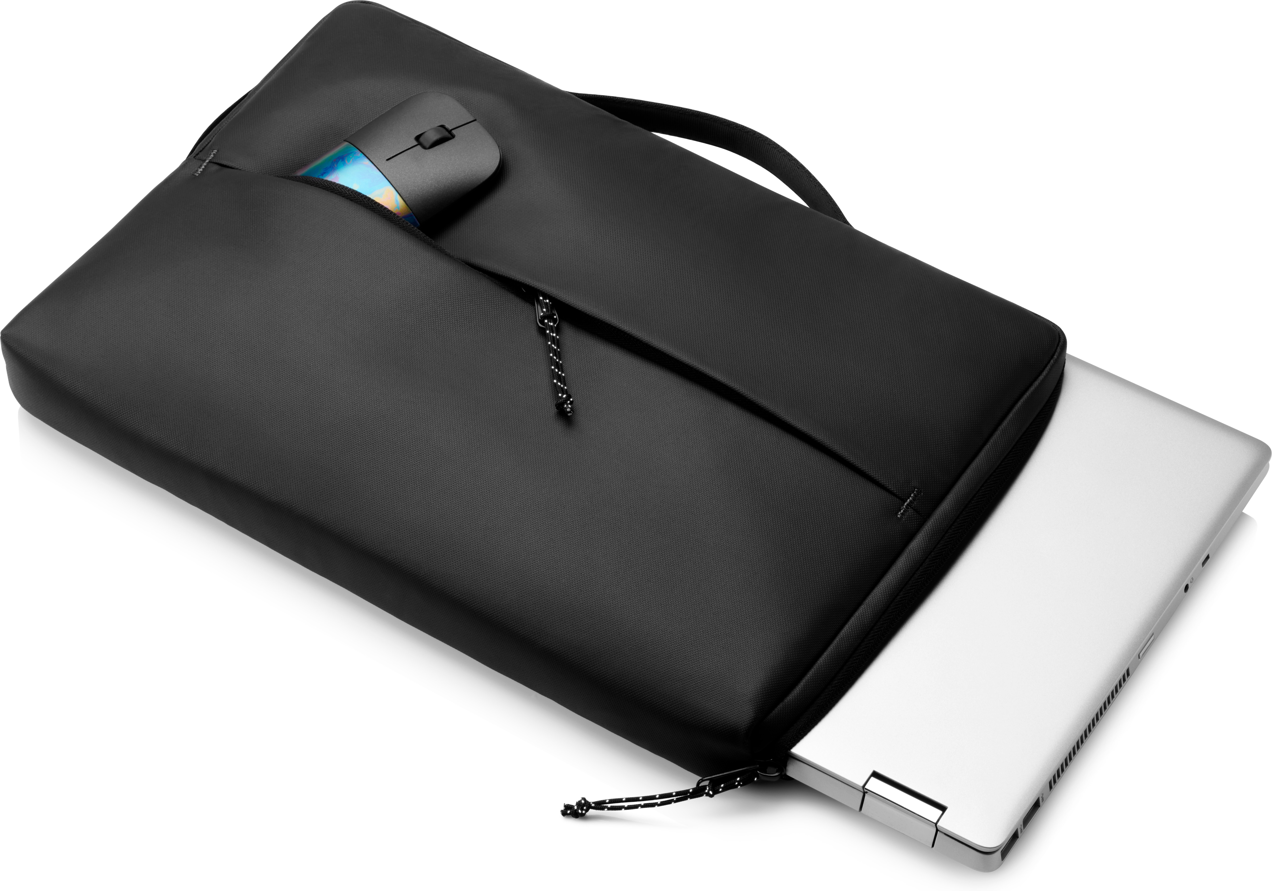 Zwarte laptoptas open met een laptop en muis erin, op een witte achtergrond.