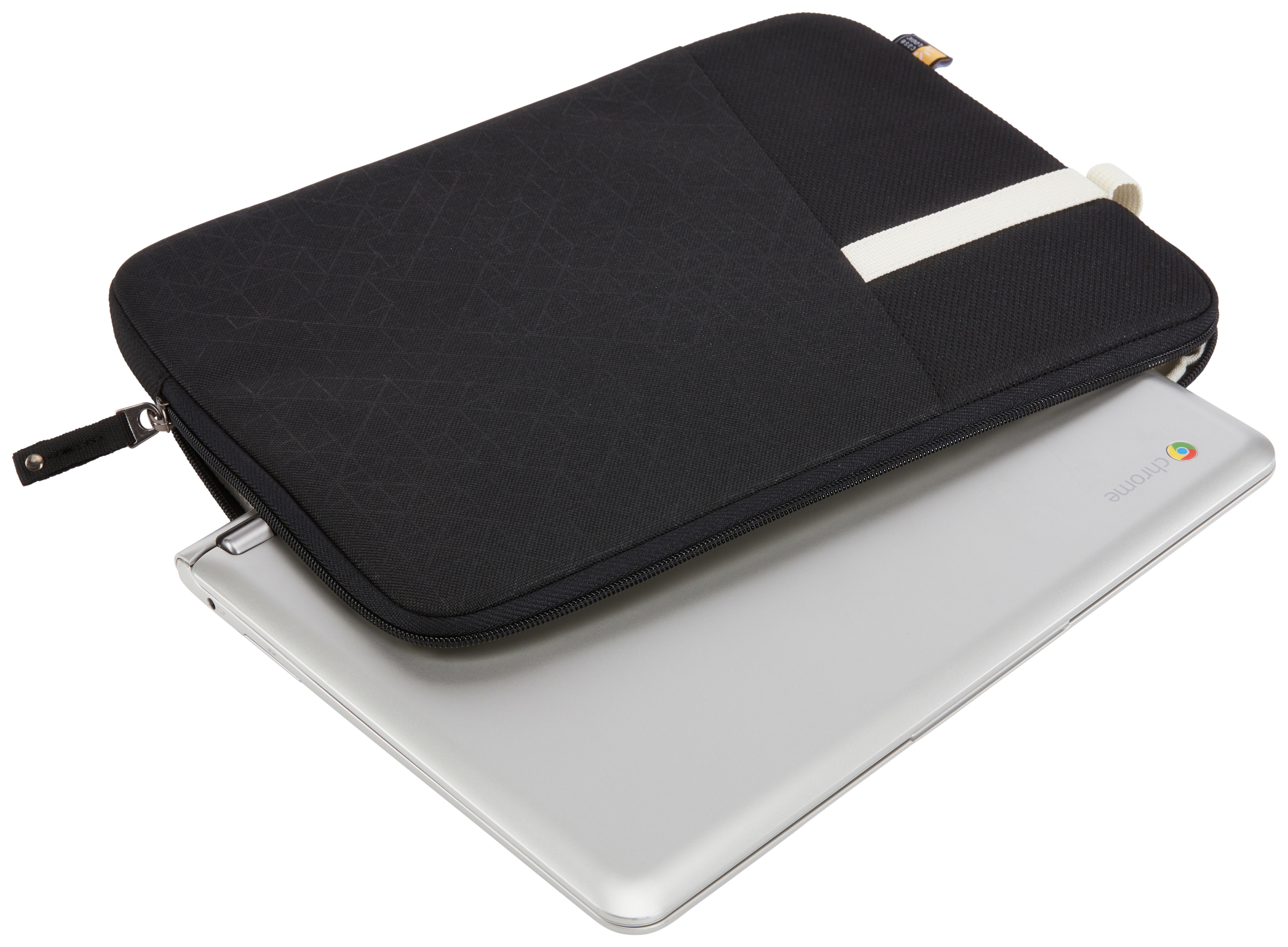 Schwarze Laptoptasche mit einem teilweise darin befindlichen Chrom-Laptop. Weißer Riemen oben.