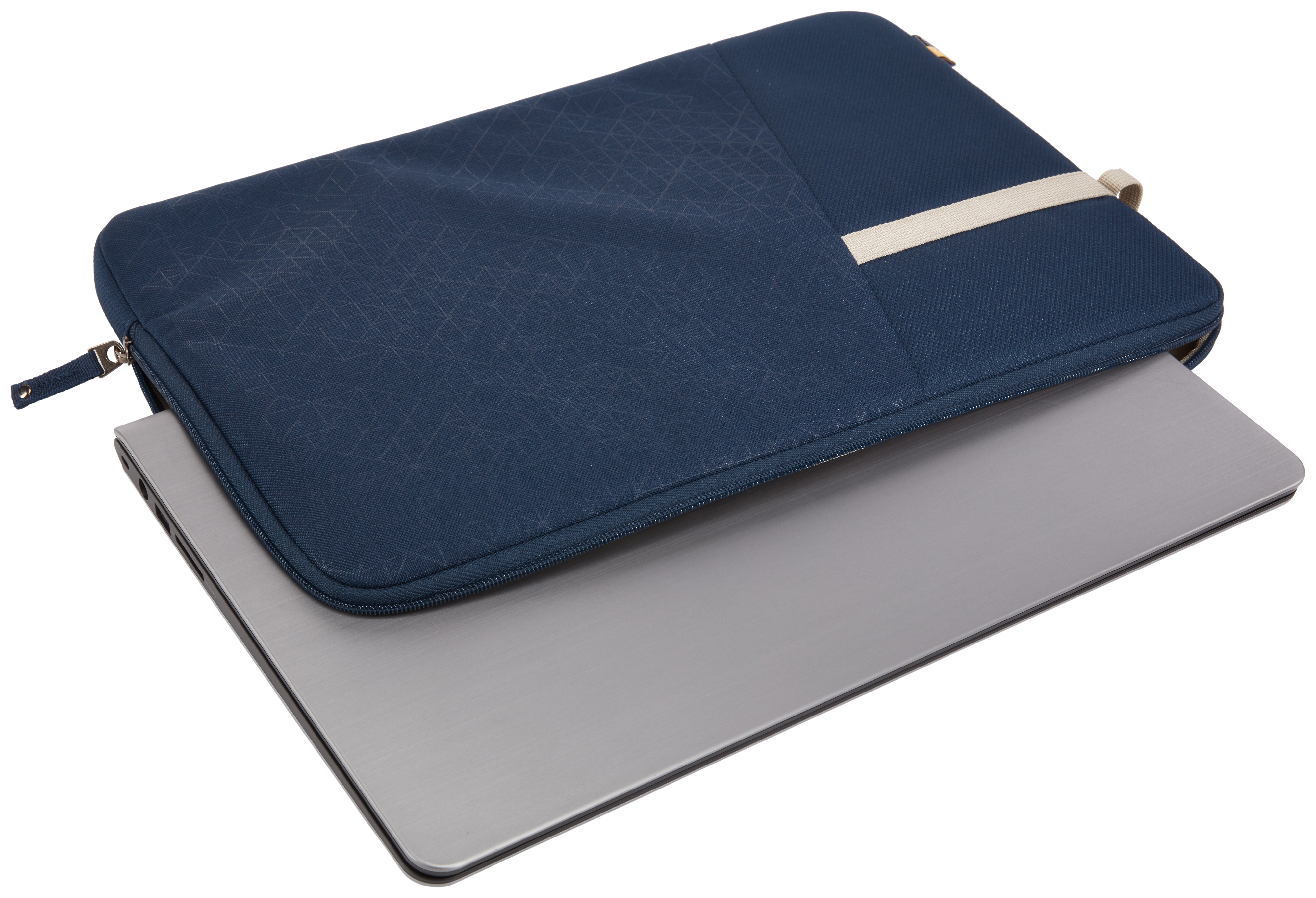 Laptop in een blauwe hoes. Zilveren laptop in blauwe hoes. Rits bovenop, witte achtergrond.
