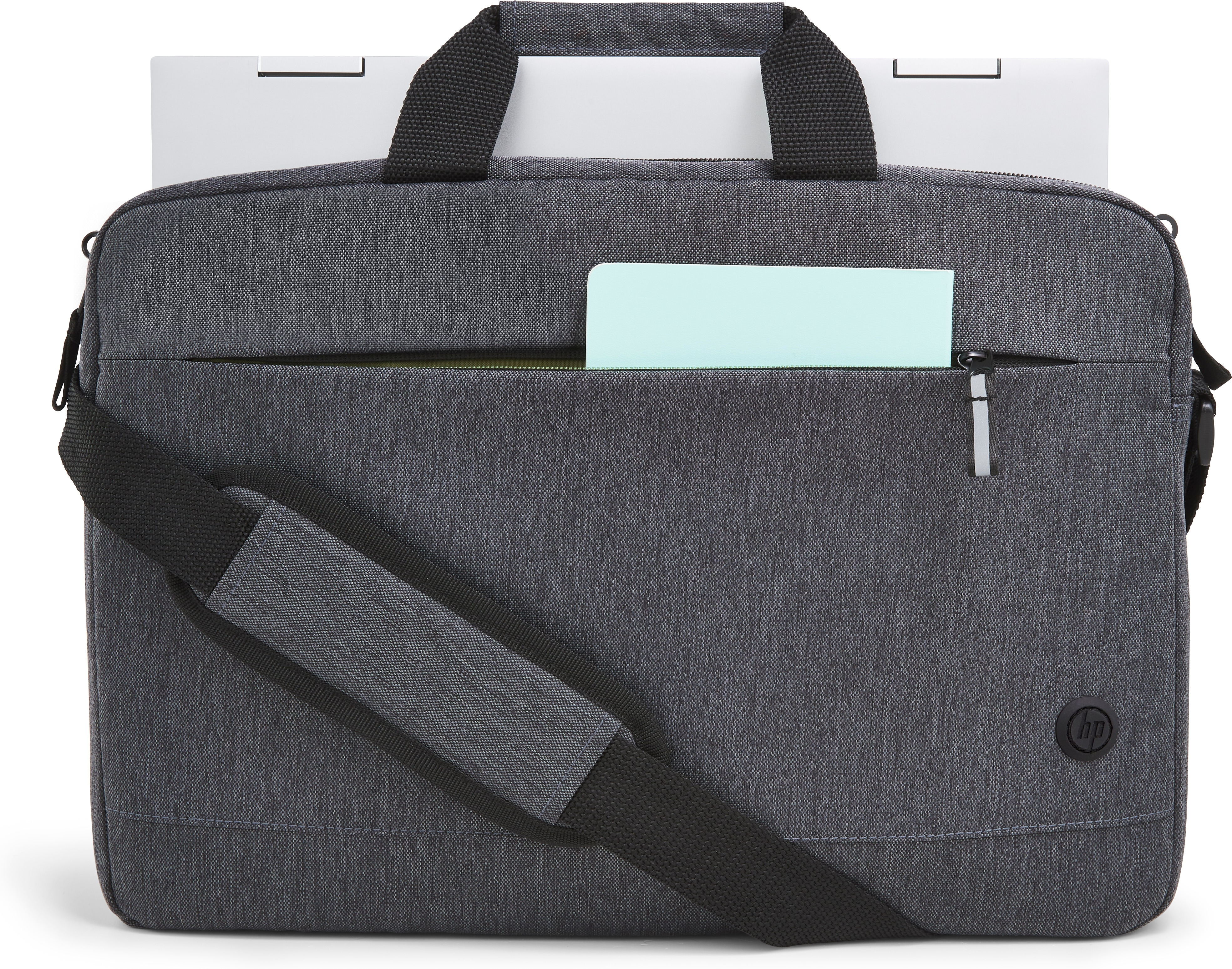 Bolso gris para portátil con portátil dentro, bolsillo con tarjeta y correa.