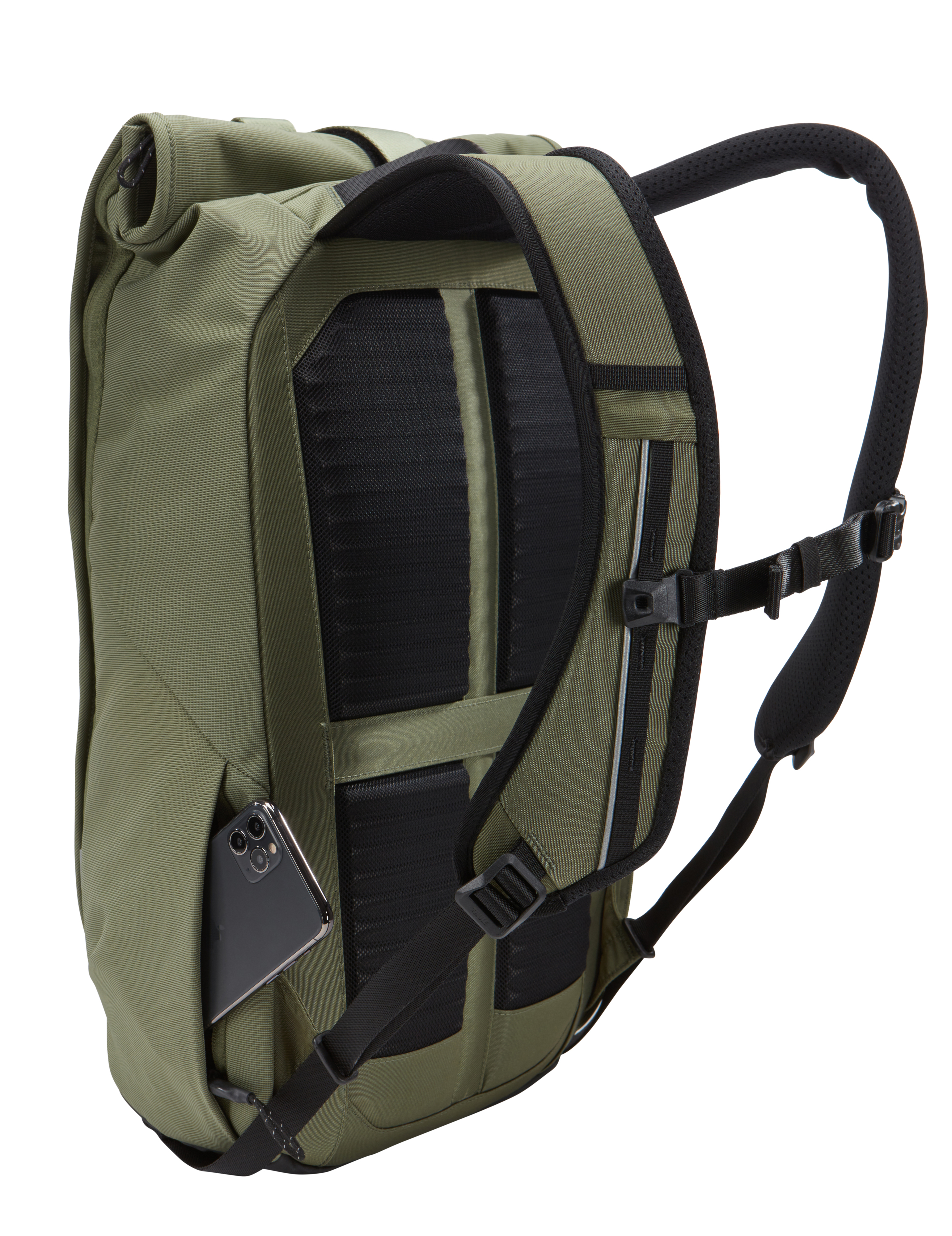 Ein grüner Rucksack von der Seite, mit einem Telefon in der Tasche.