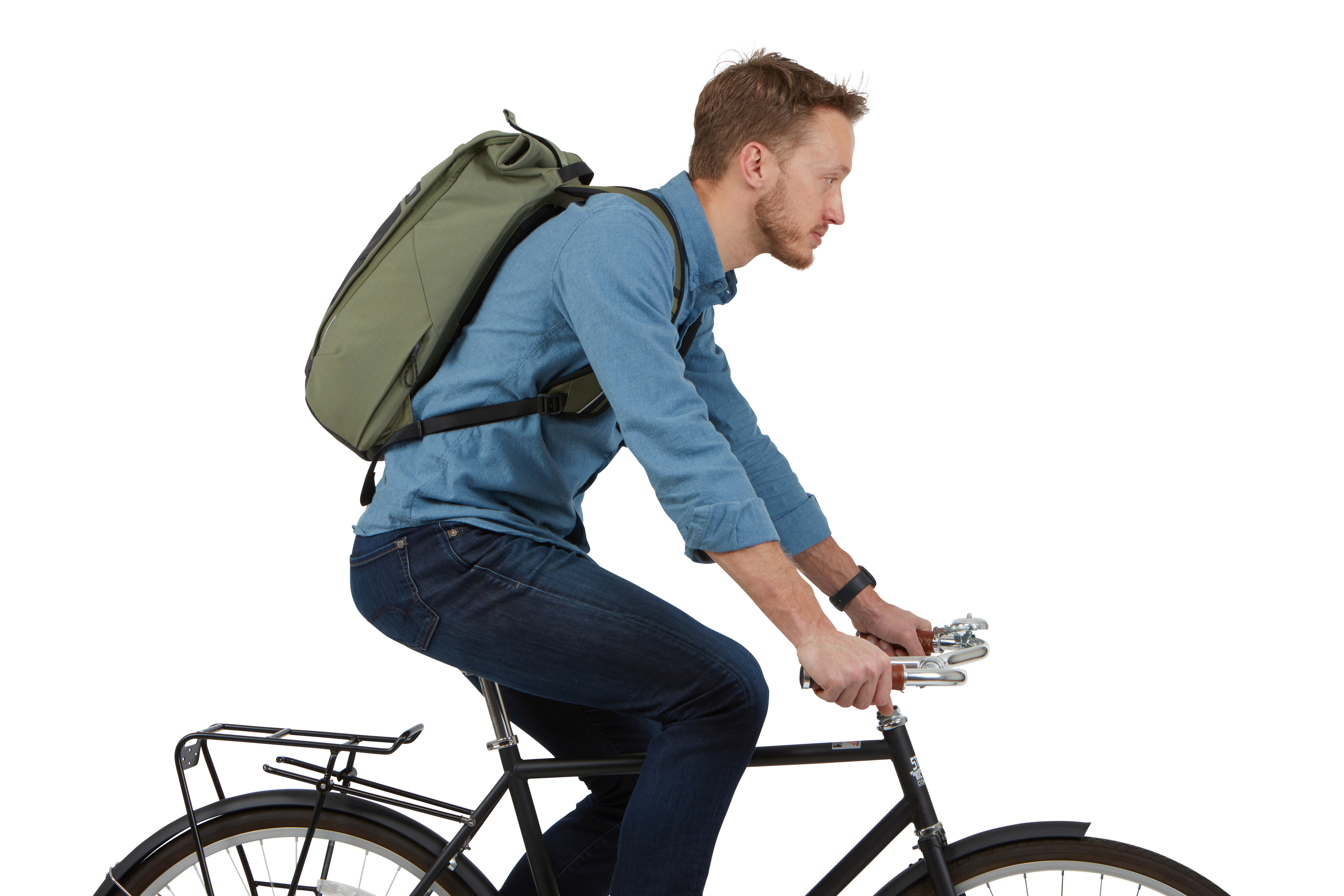 Ein Mann fährt Fahrrad mit grünem Rucksack, isoliert auf weißem Hintergrund.