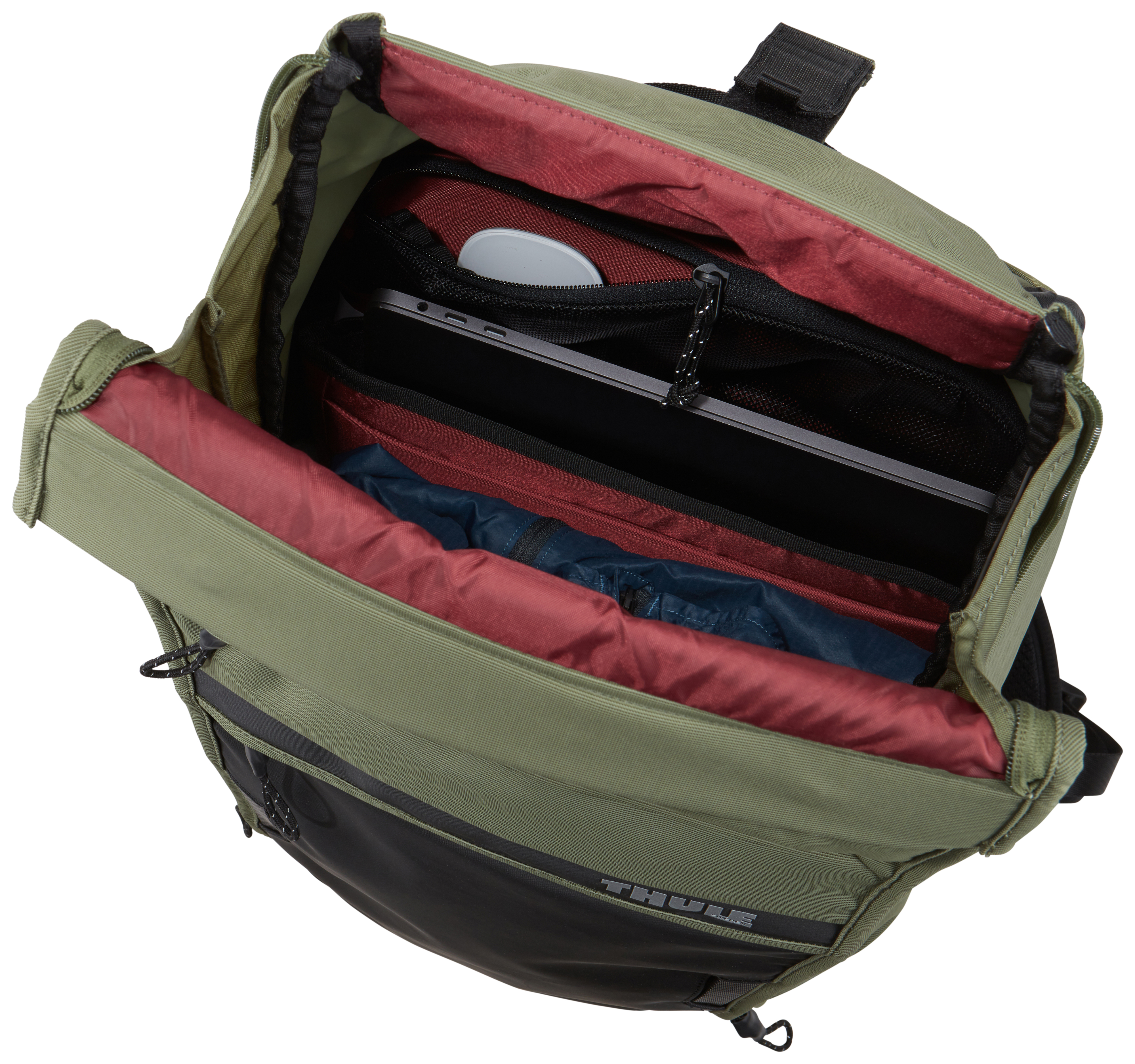 Ein offener grüner Rucksack, der mehrere Fächer und Inhalte zeigt, darunter einen Laptop.