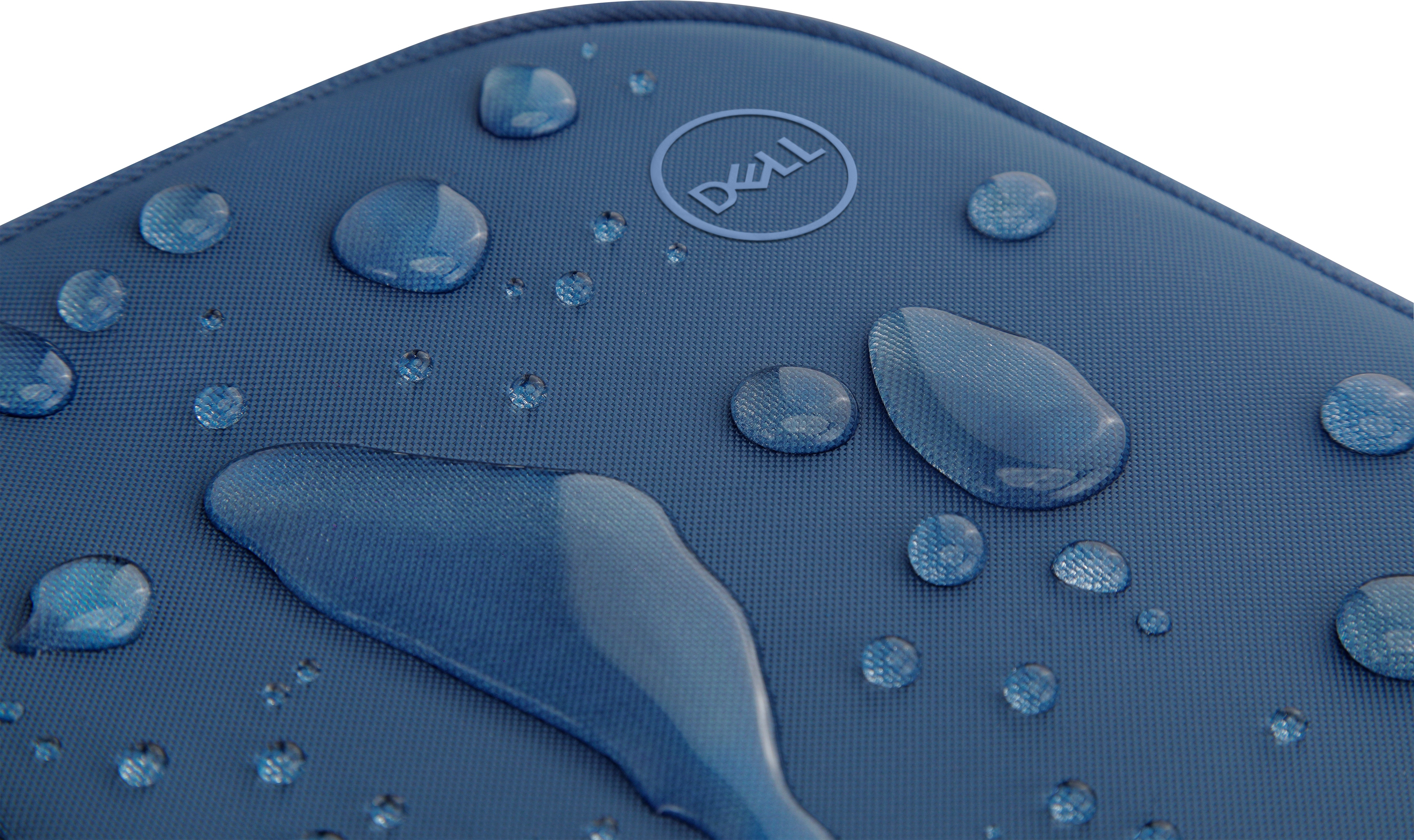 Blaue Laptoptasche mit Wassertropfen bedeckt. Dell-Logo sichtbar. Weißer Hintergrund.