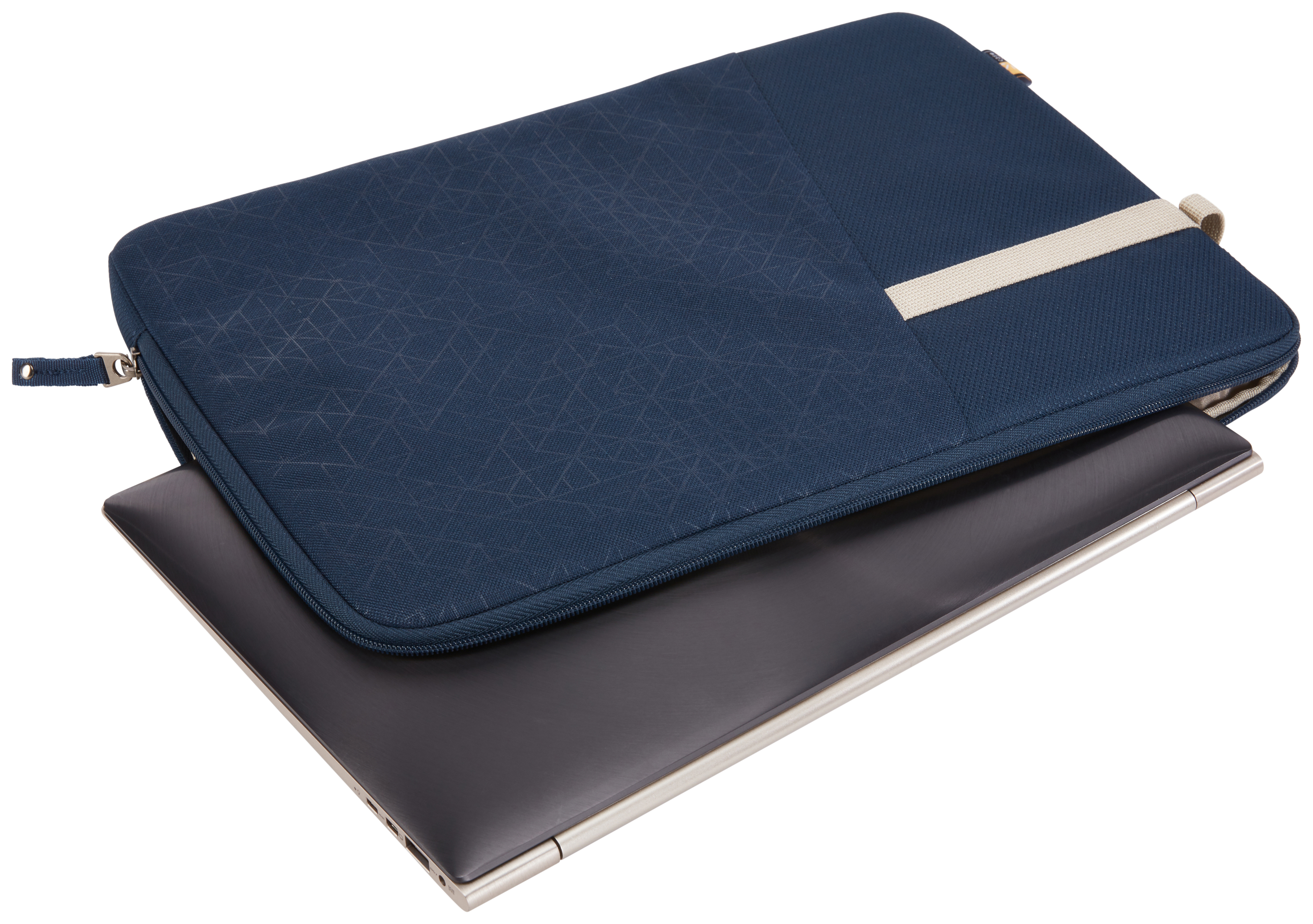 Blauwe laptoptas met een laptop erin, geïsoleerd.