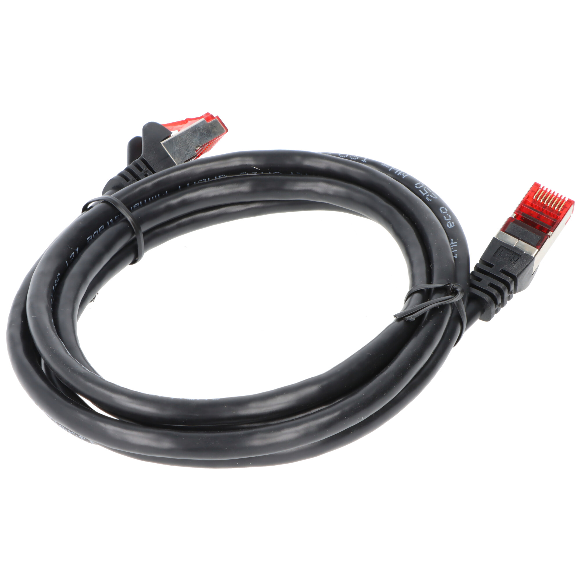Schwarzes Ethernet-Kabel mit roten Steckern.