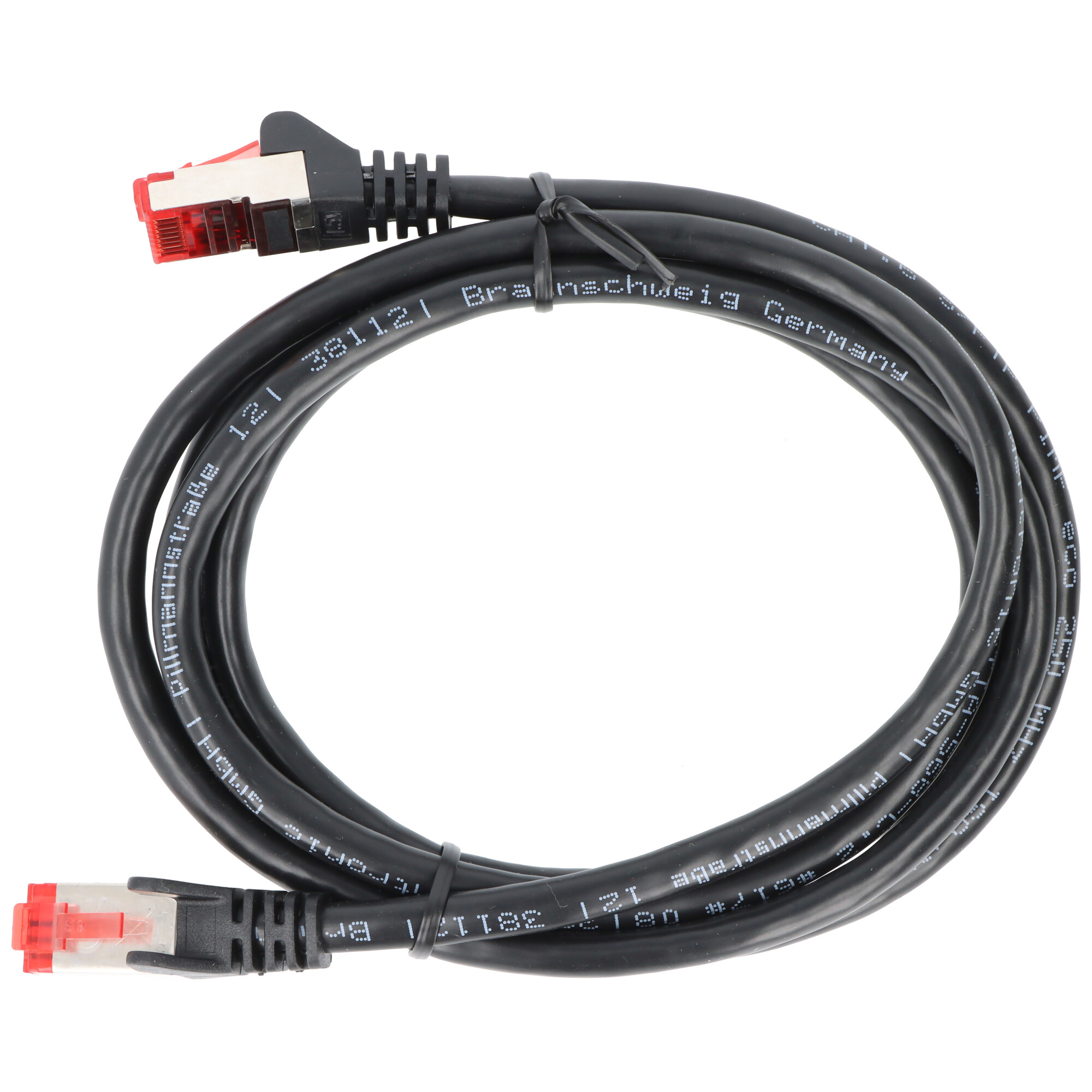 Schwarzes Ethernet-Kabel mit roten Steckern. Weißer Hintergrund.
