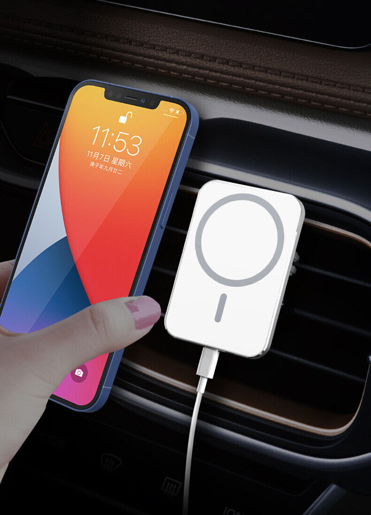 Eine Hand, die ein Telefon neben einem drahtlosen Ladegerät in einem Auto hält. Der Innenraum des Autos ist sichtbar.