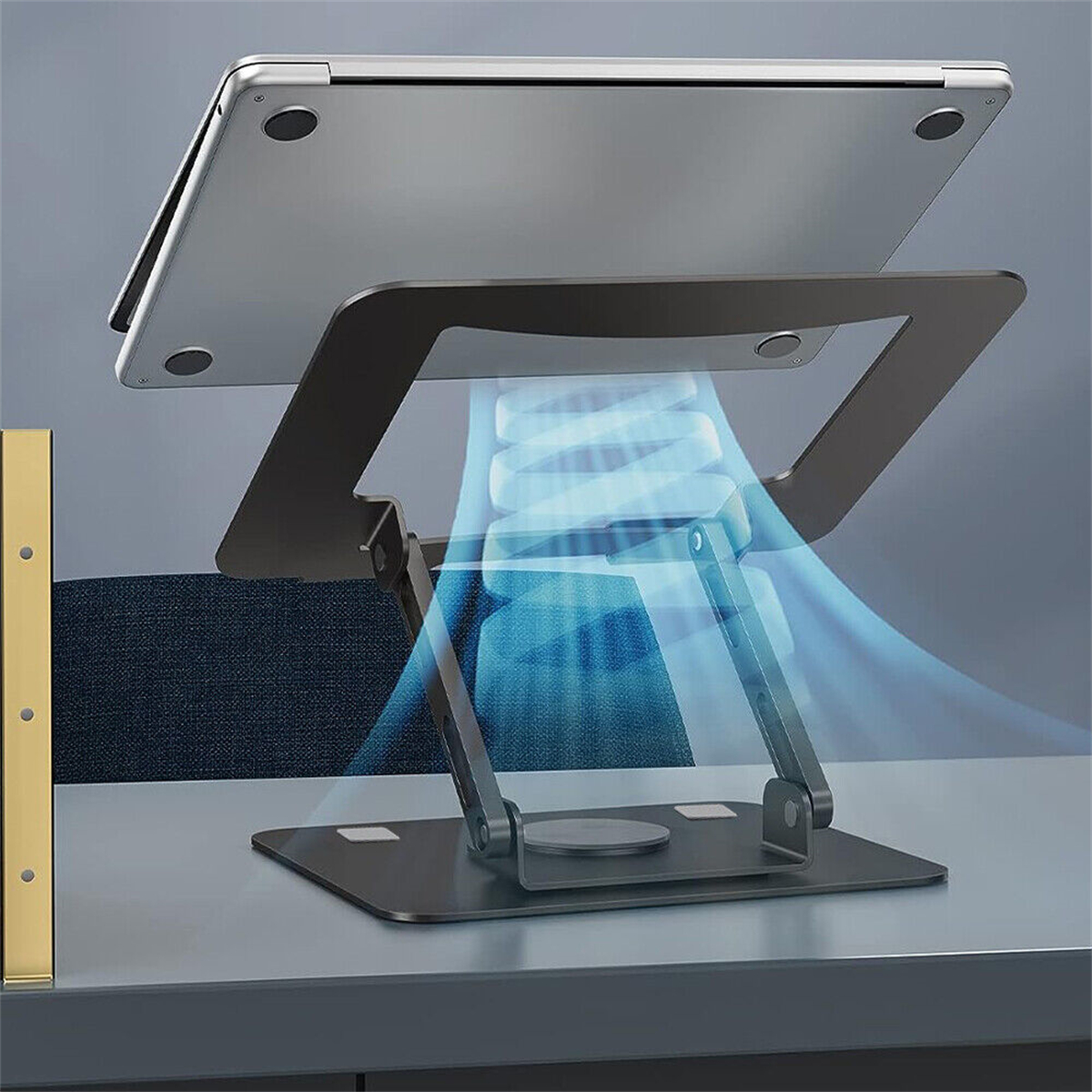 Laptop auf einem silbernen Ständer mit Kühlventilator, auf einem Schreibtisch platziert.