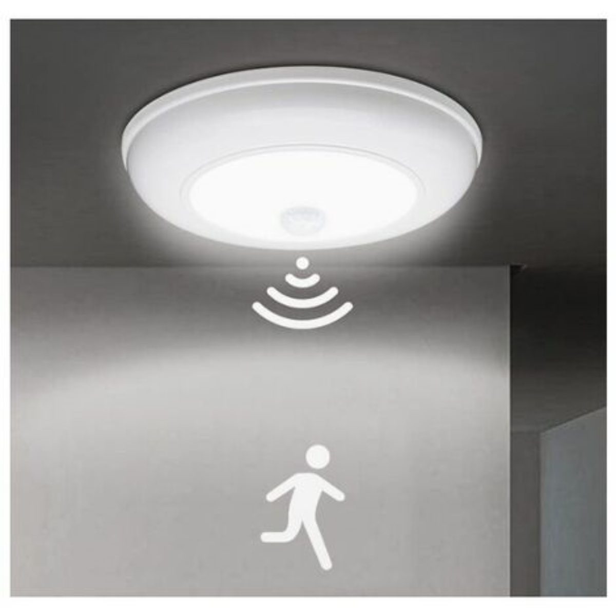 Eine weiße, runde Deckenleuchte mit Bewegungssensor und Personensymbol. Das Licht ist an.