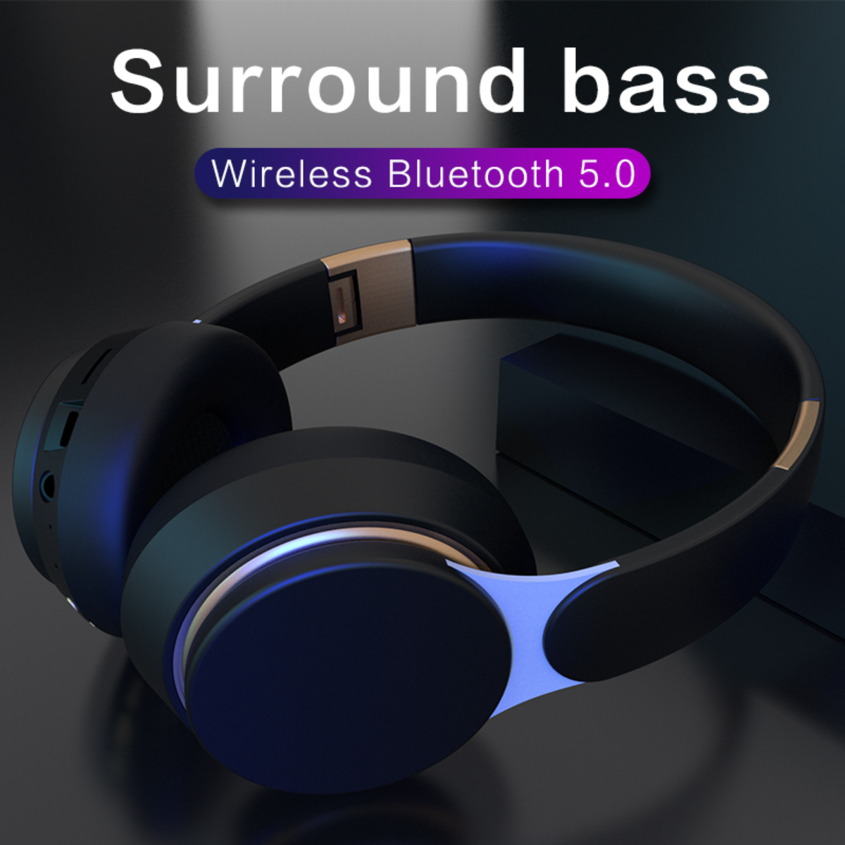 Schwarze Kopfhörer mit goldenen Akzenten, Text: 'Surround Bass Wireless Bluetooth 5.0', schwarzer Hintergrund.