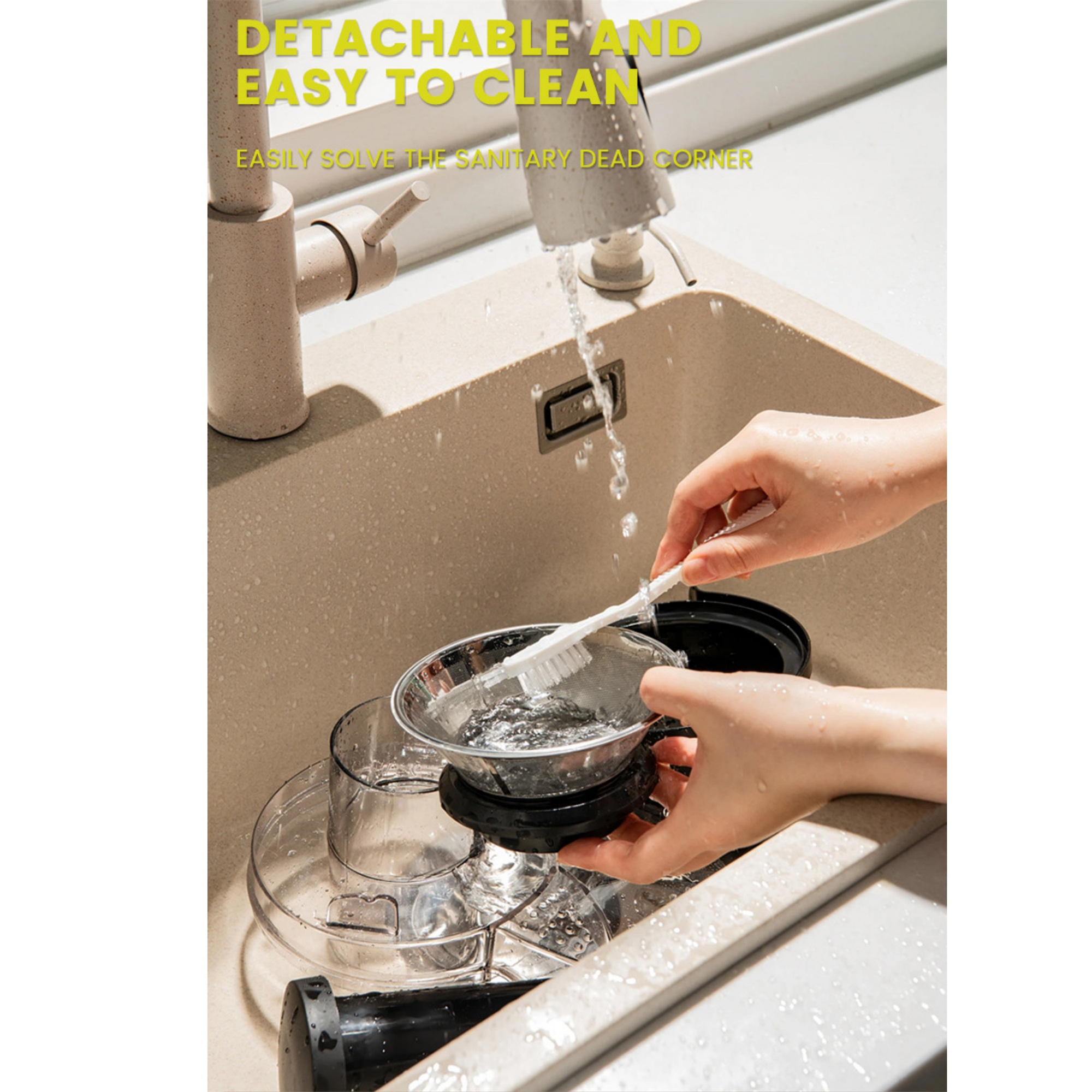 Hände reinigen Teile eines Entsafters in einem Waschbecken. Text: 'Leicht zu reinigen'.
