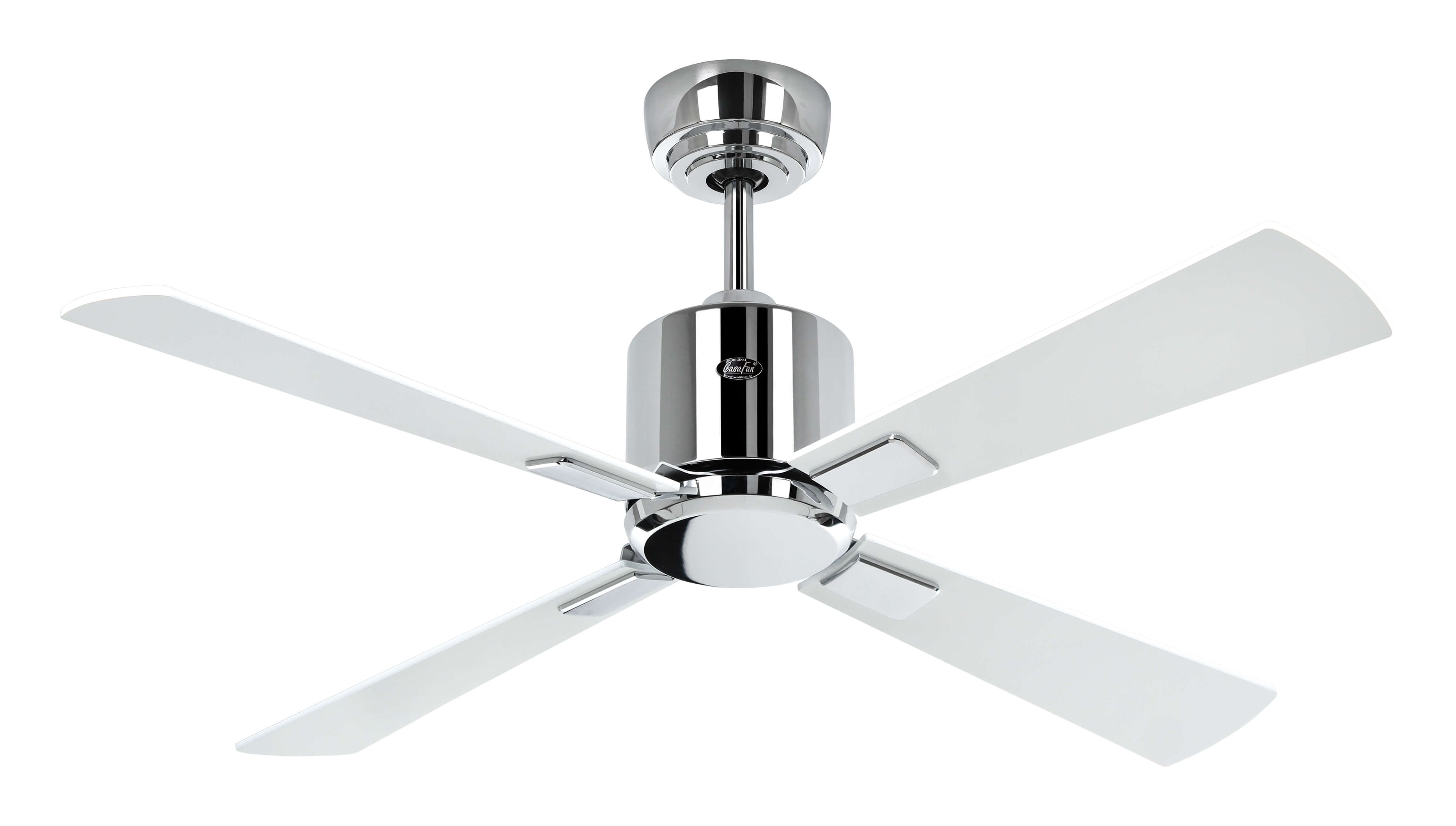Chrom-Deckenventilator mit 4 weißen Flügeln. Es ist ein modernes Design, isoliert auf weißem Hintergrund.