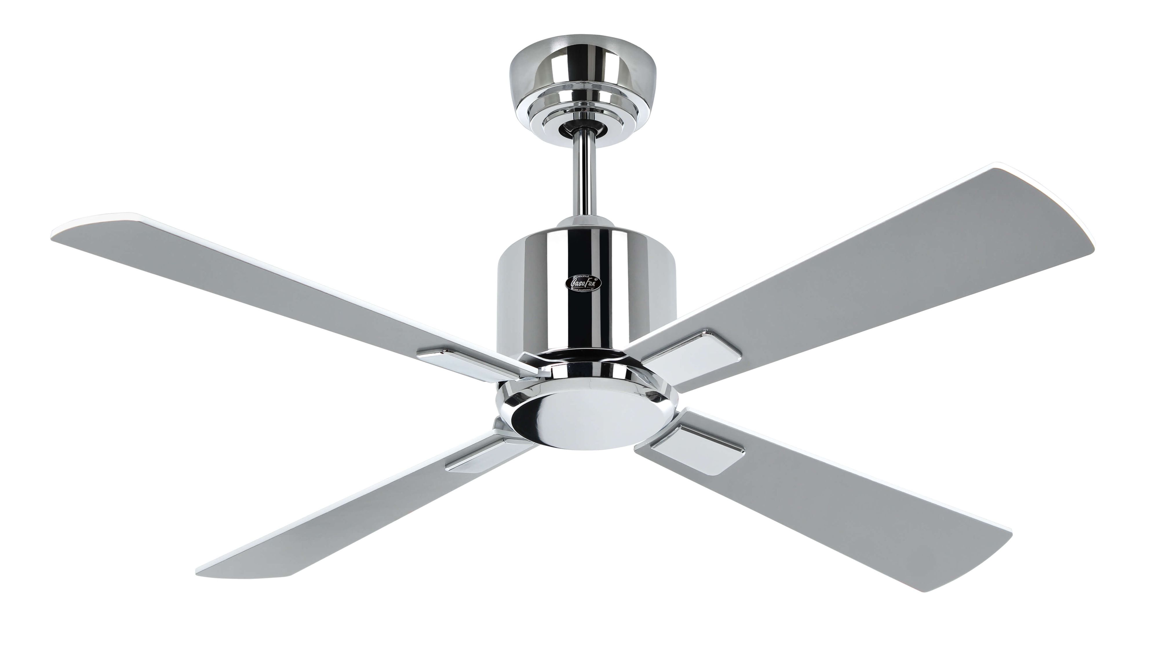 Chrom-Deckenventilator mit vier Flügeln. Die Flügel sind weiß und gebogen.