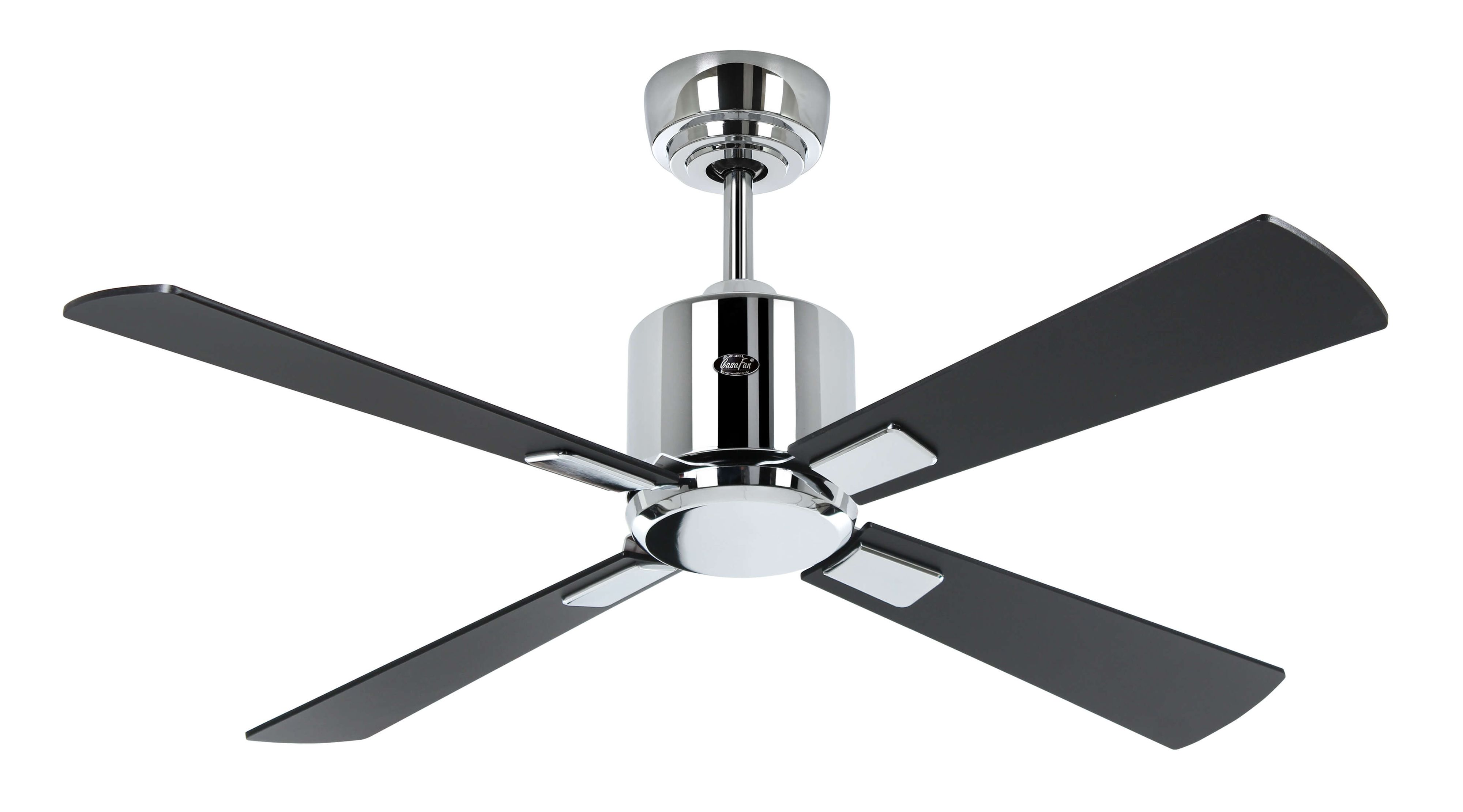 Silberner und schwarzer Deckenventilator mit vier Flügeln. Die Flügel sind dunkelgrau.